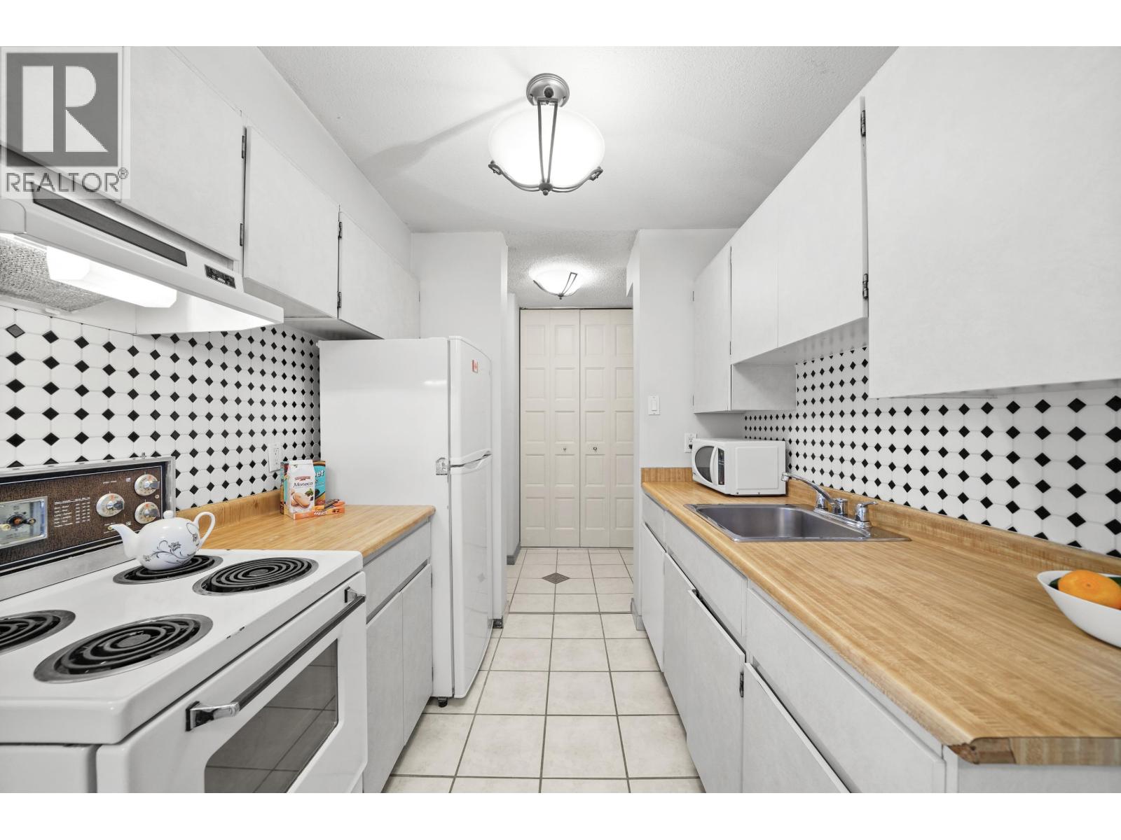 1006 2016 FULLERTON AVENUE, North Vancouver