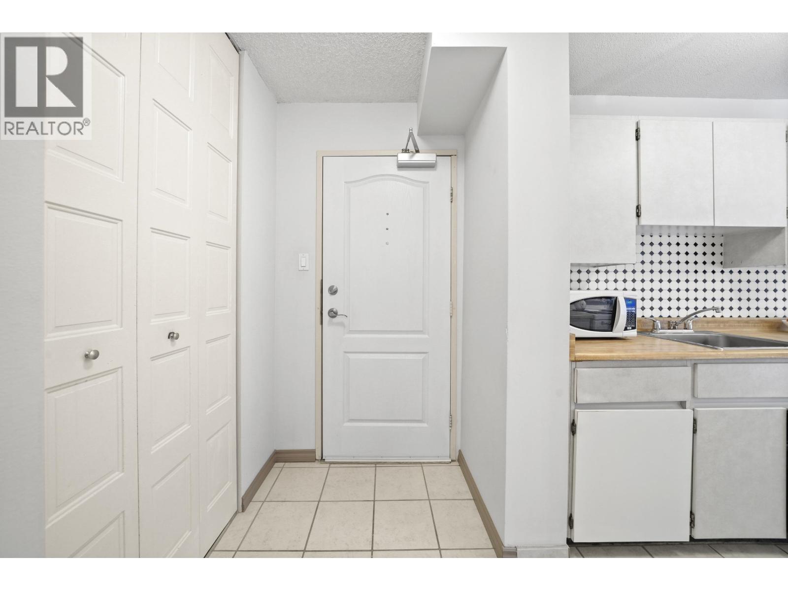 1006 2016 FULLERTON AVENUE, North Vancouver