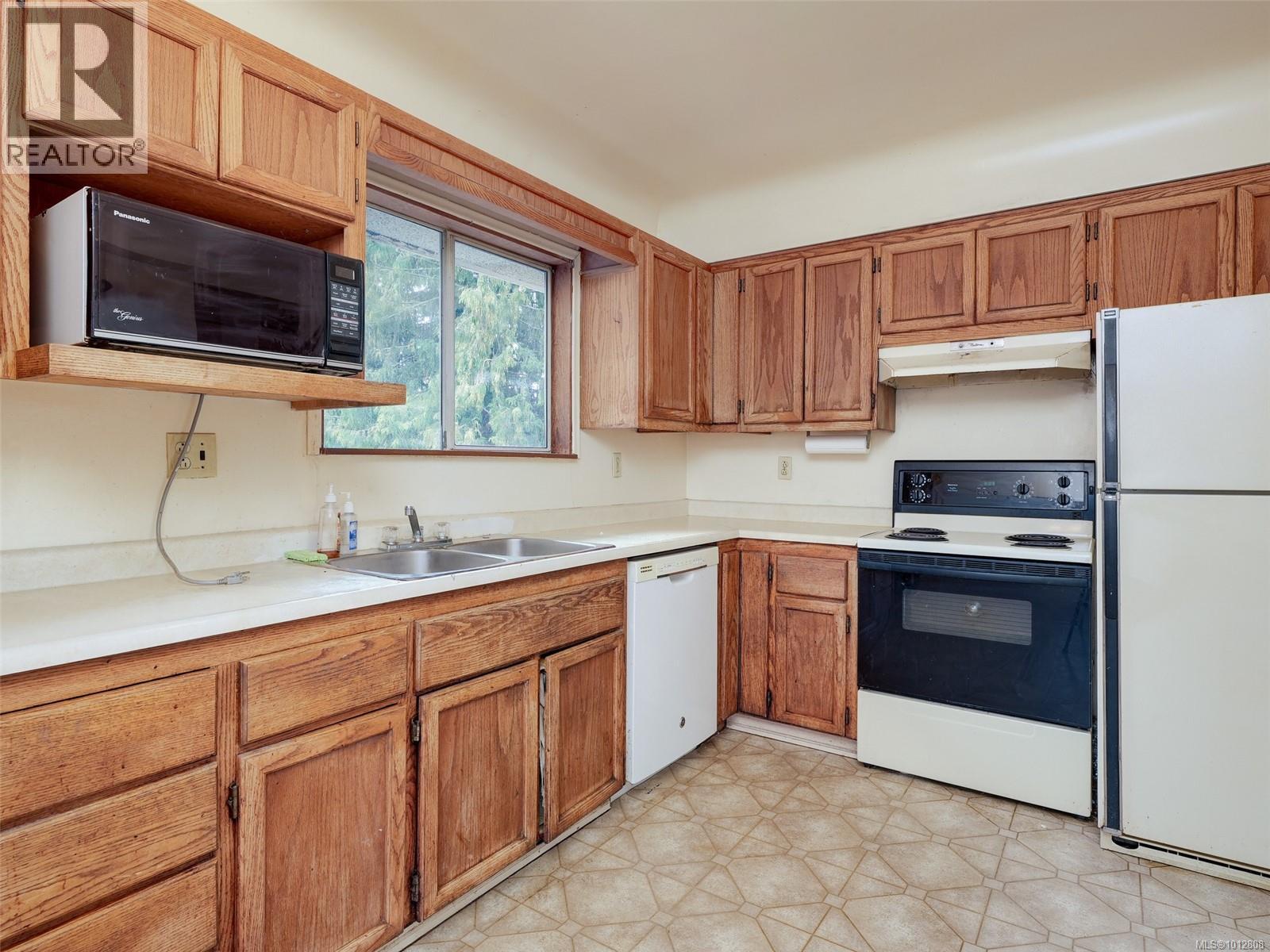 723 Genevieve Rd, Saanich