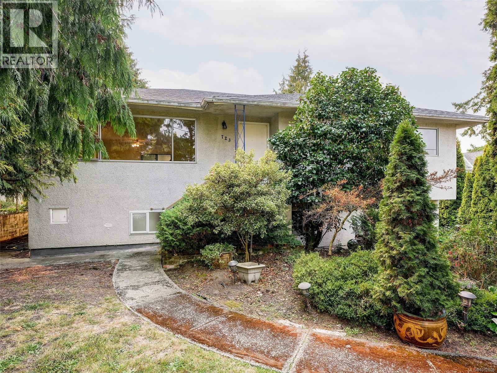 723 Genevieve Rd, Saanich