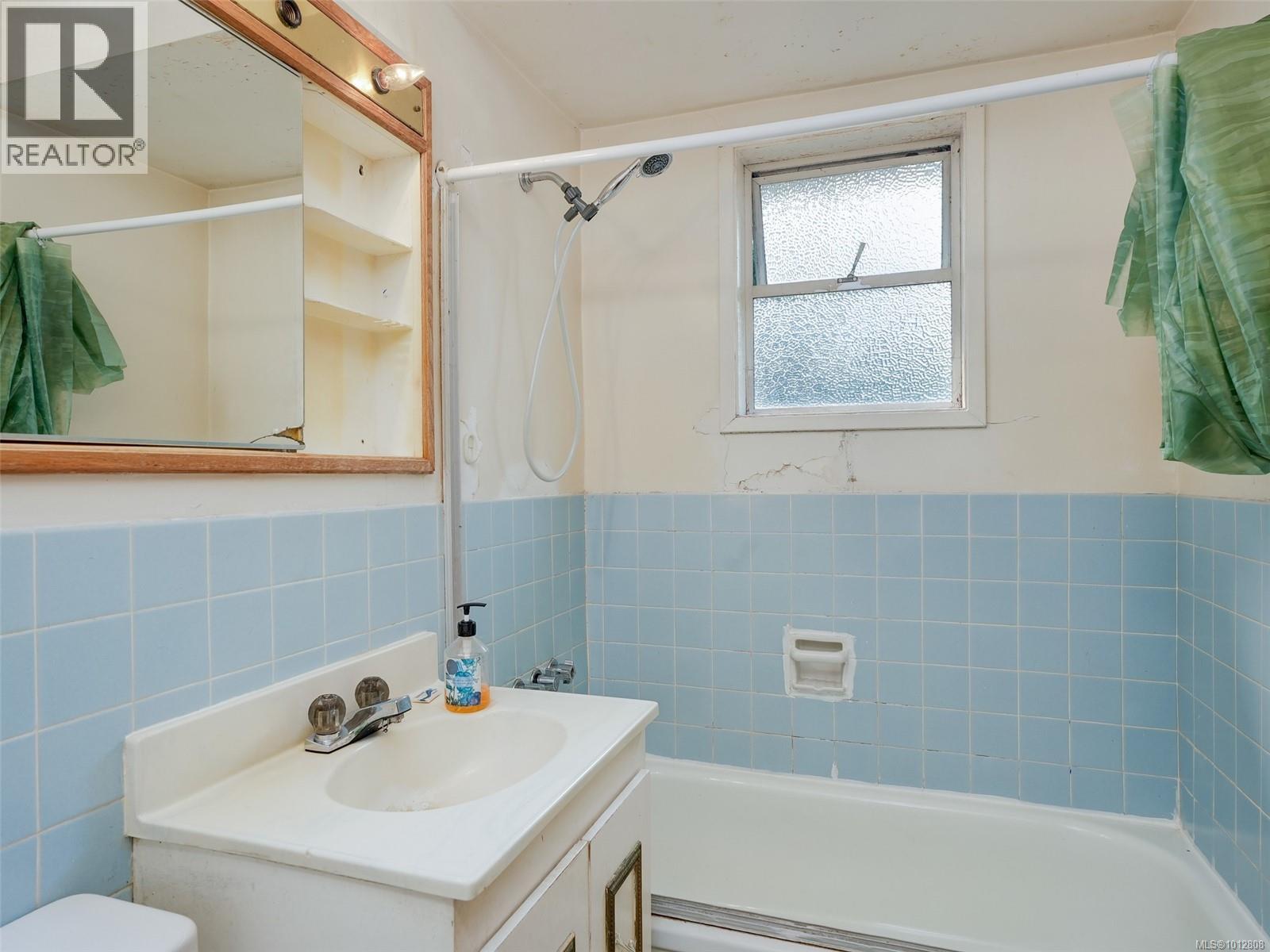 723 Genevieve Rd, Saanich