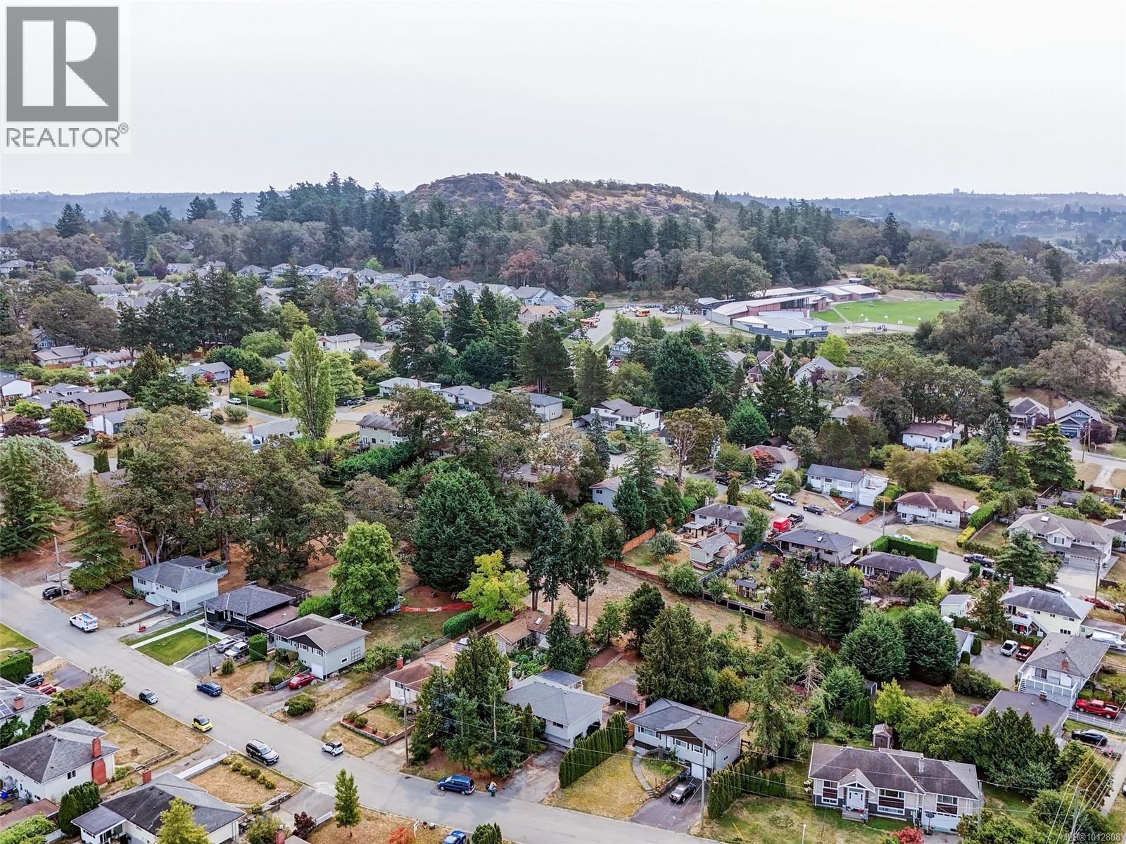 723 Genevieve Rd, Saanich