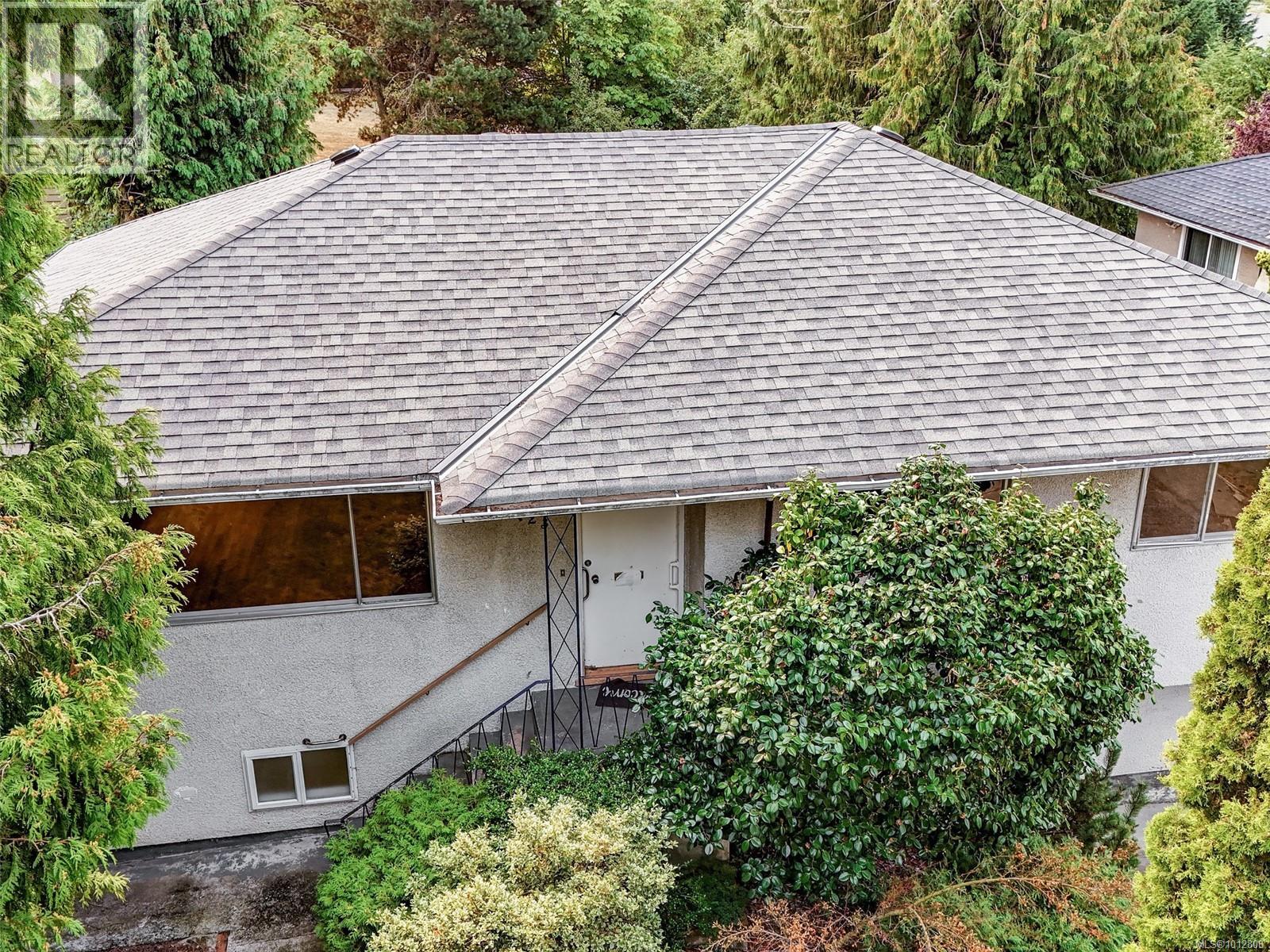 723 Genevieve Rd, Saanich