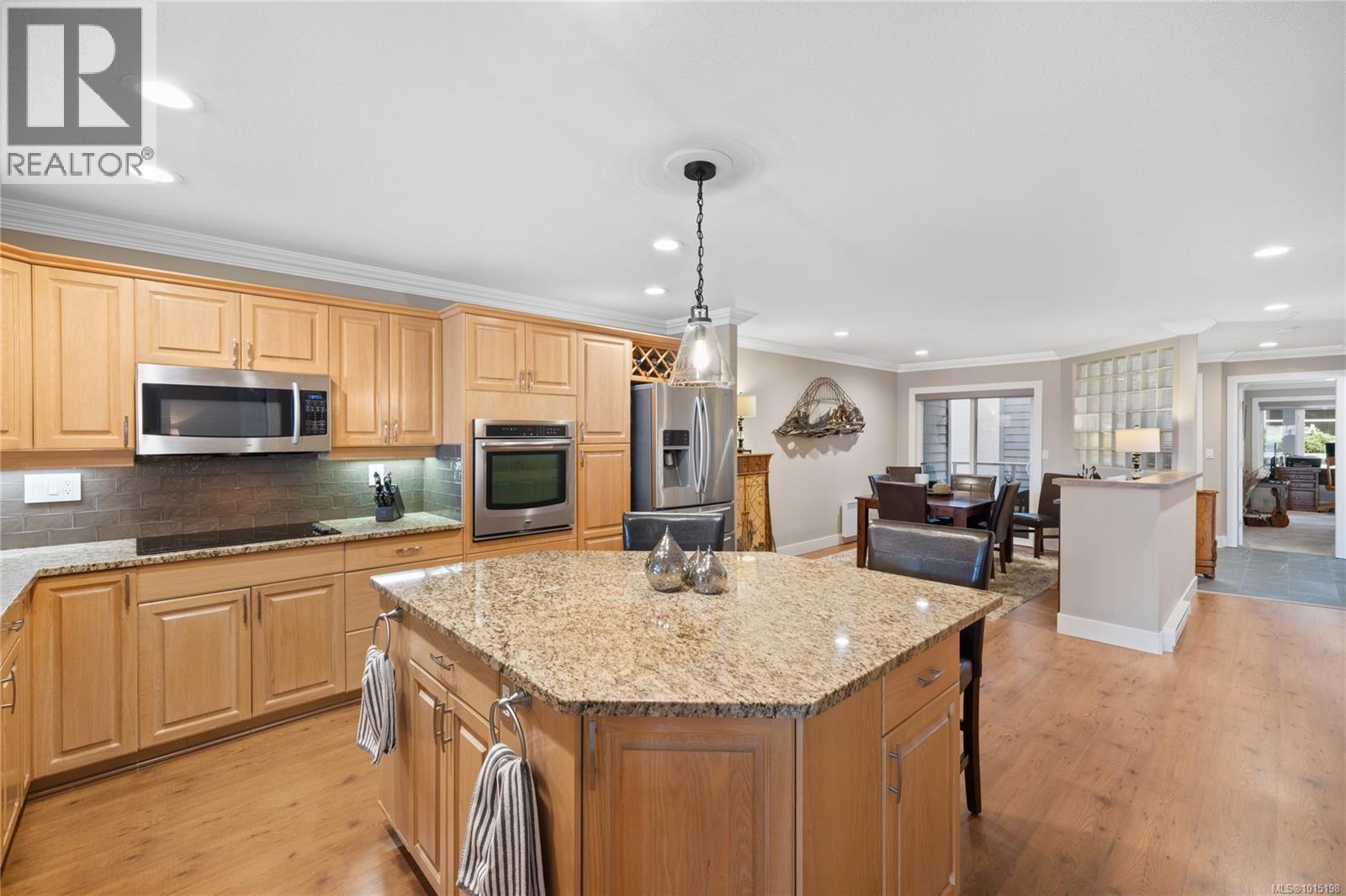 204 431 Crescent Rd W, Qualicum Beach