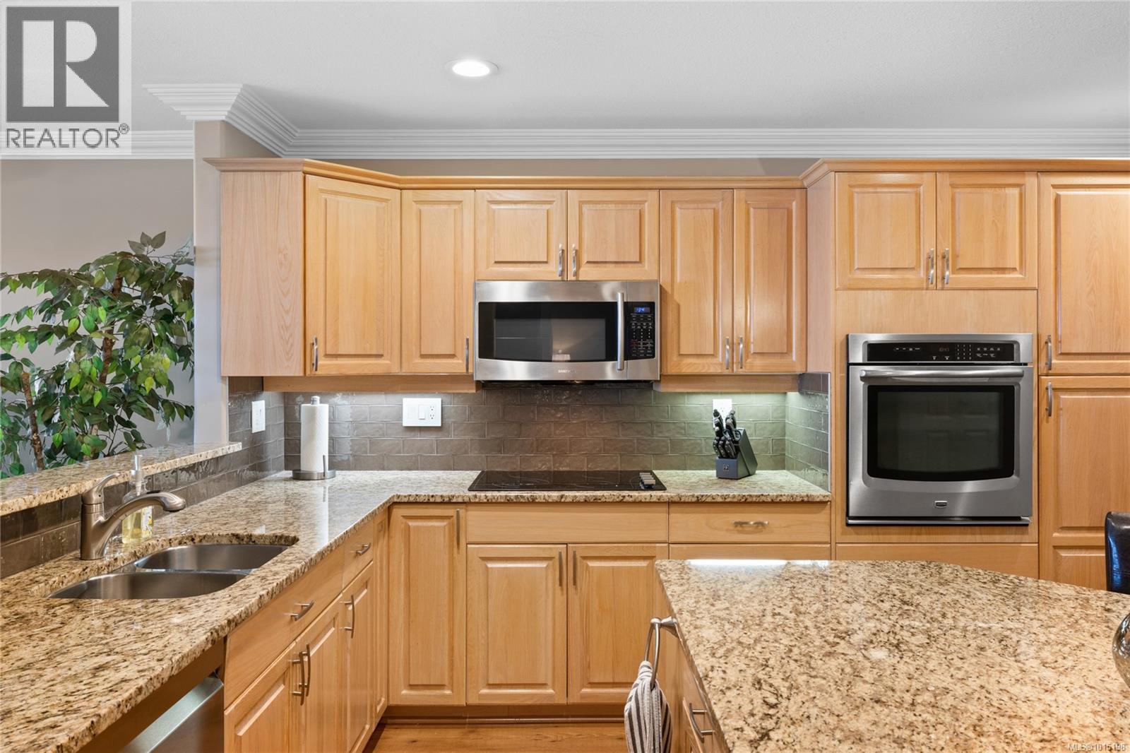 204 431 Crescent Rd W, Qualicum Beach