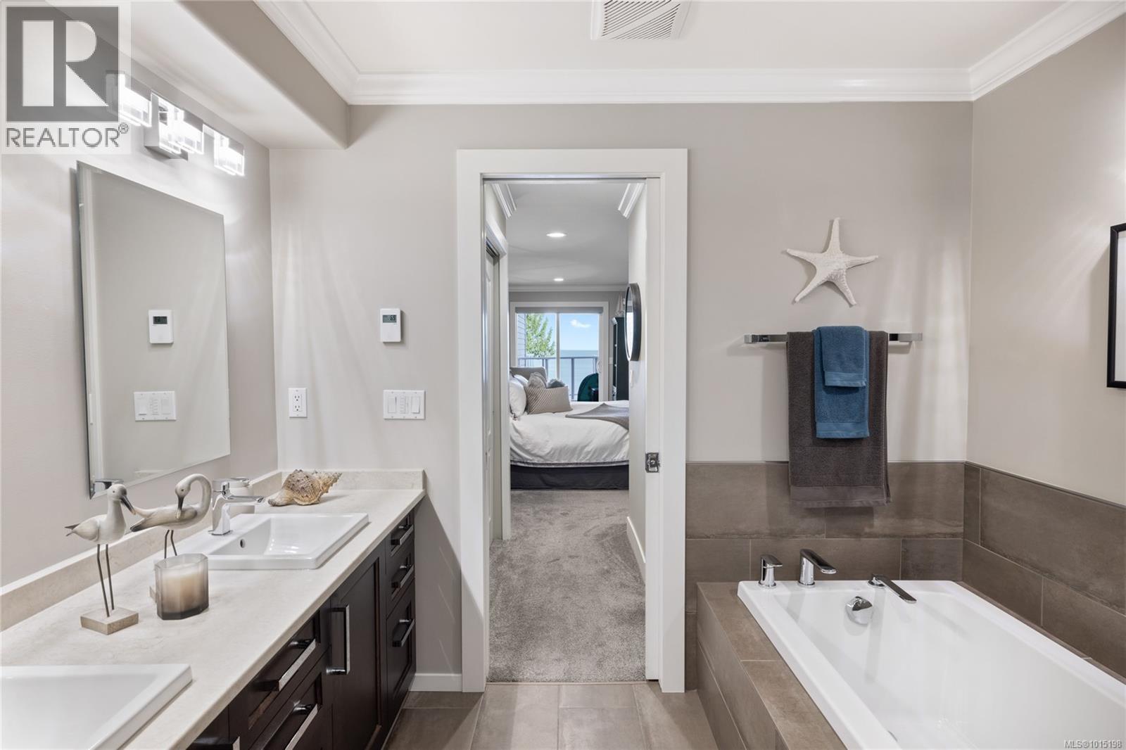 204 431 Crescent Rd W, Qualicum Beach