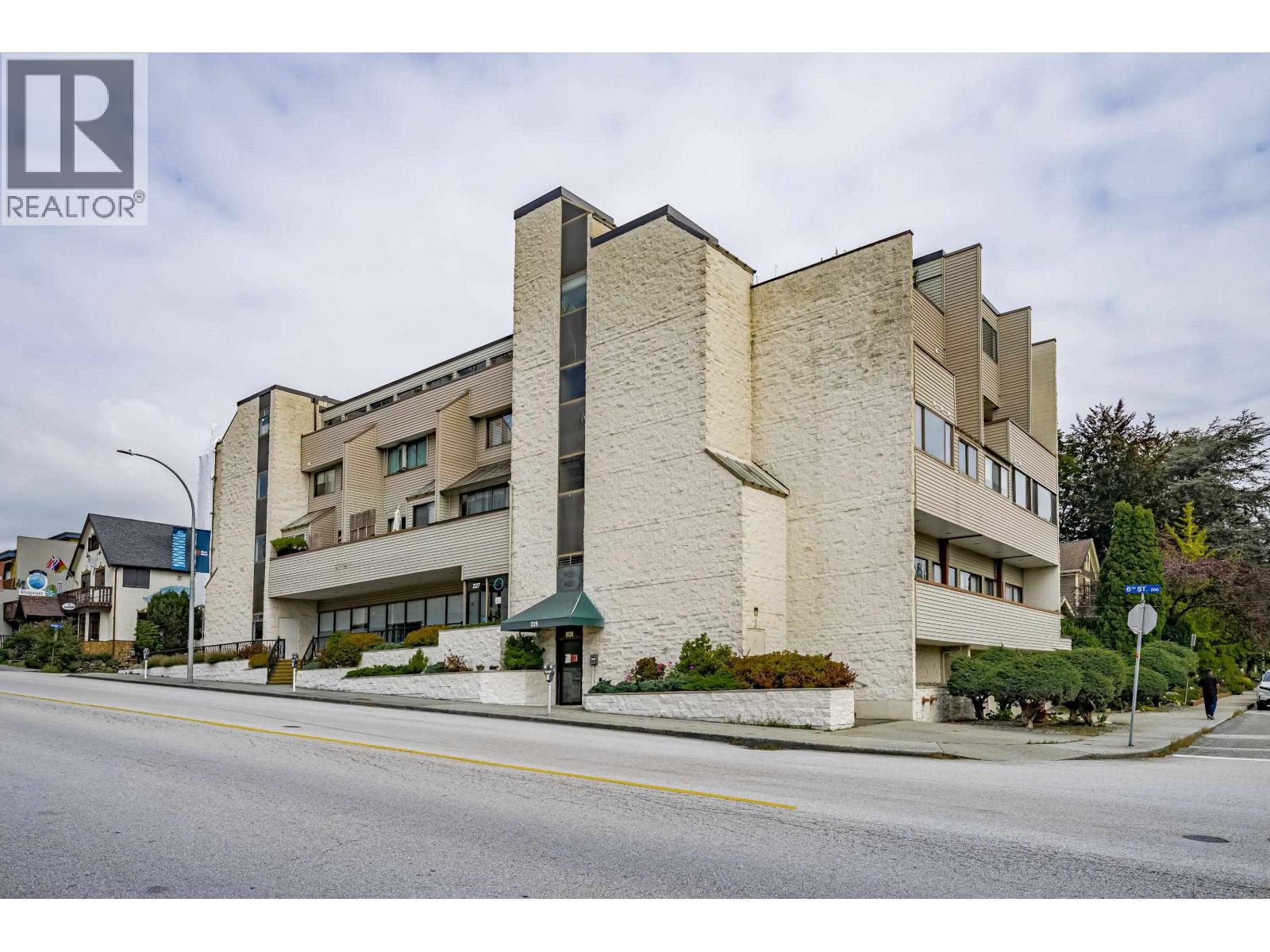 302 225 SIXTH STREET, New Westminster