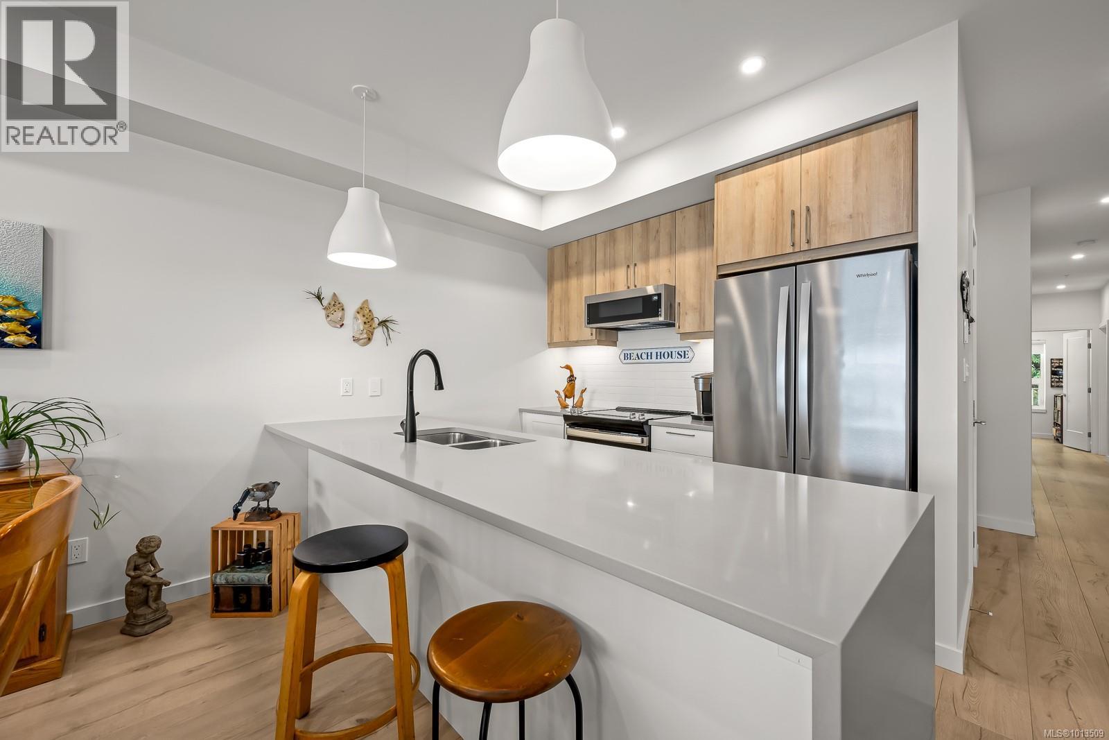 #406 536 ISLAND HWY S - 6