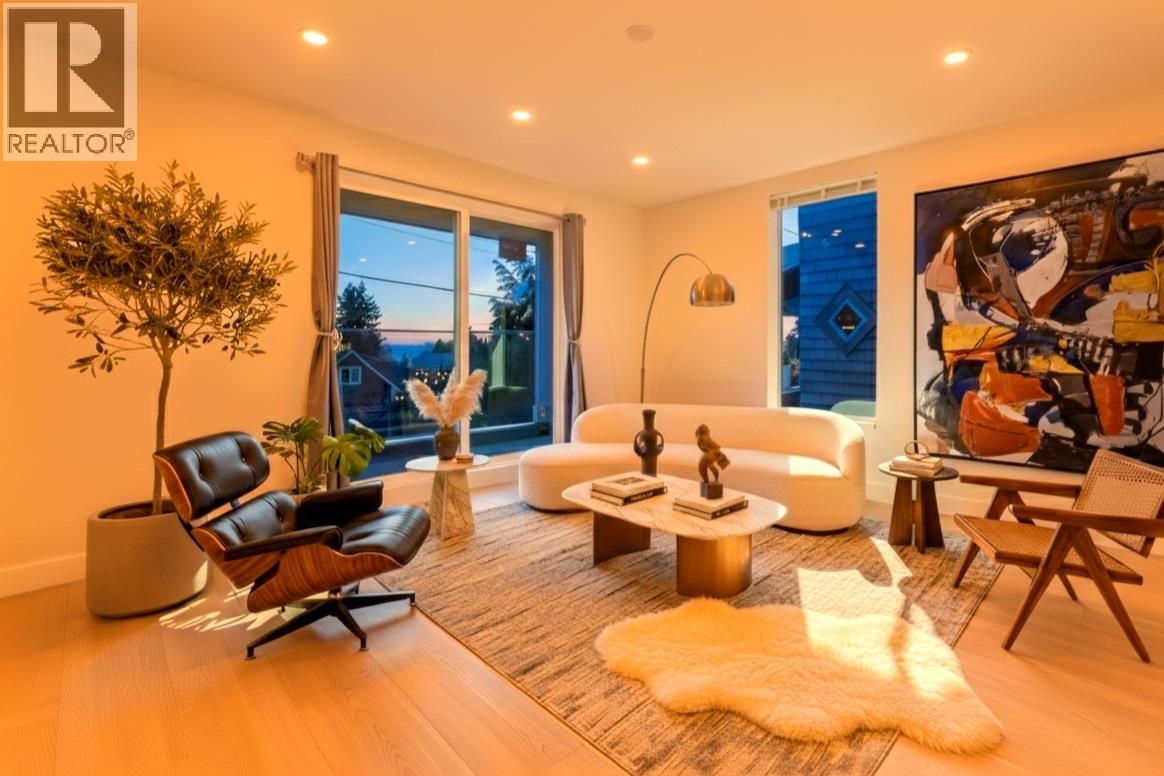 238 E 28TH STREET, North Vancouver