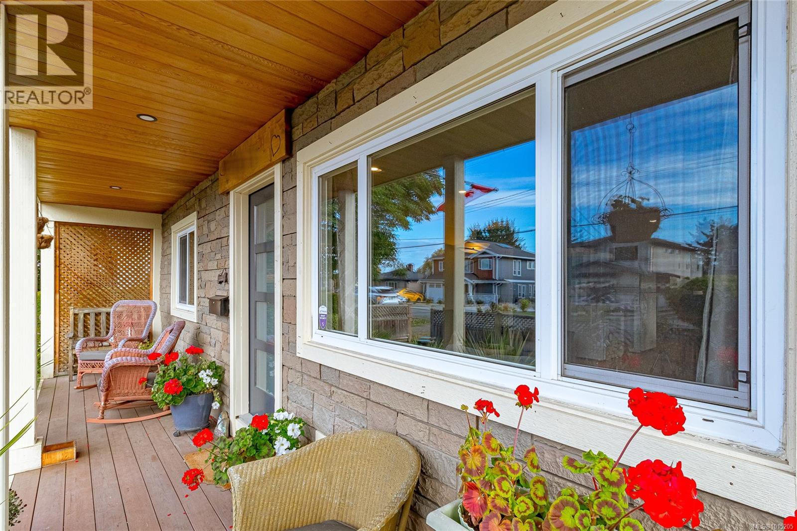 108 Crease Ave, Saanich