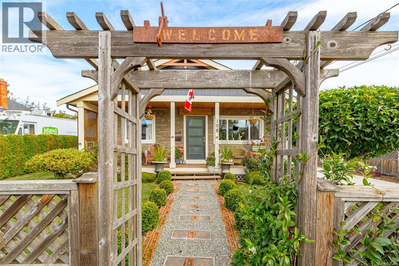 108 Crease Ave, Saanich