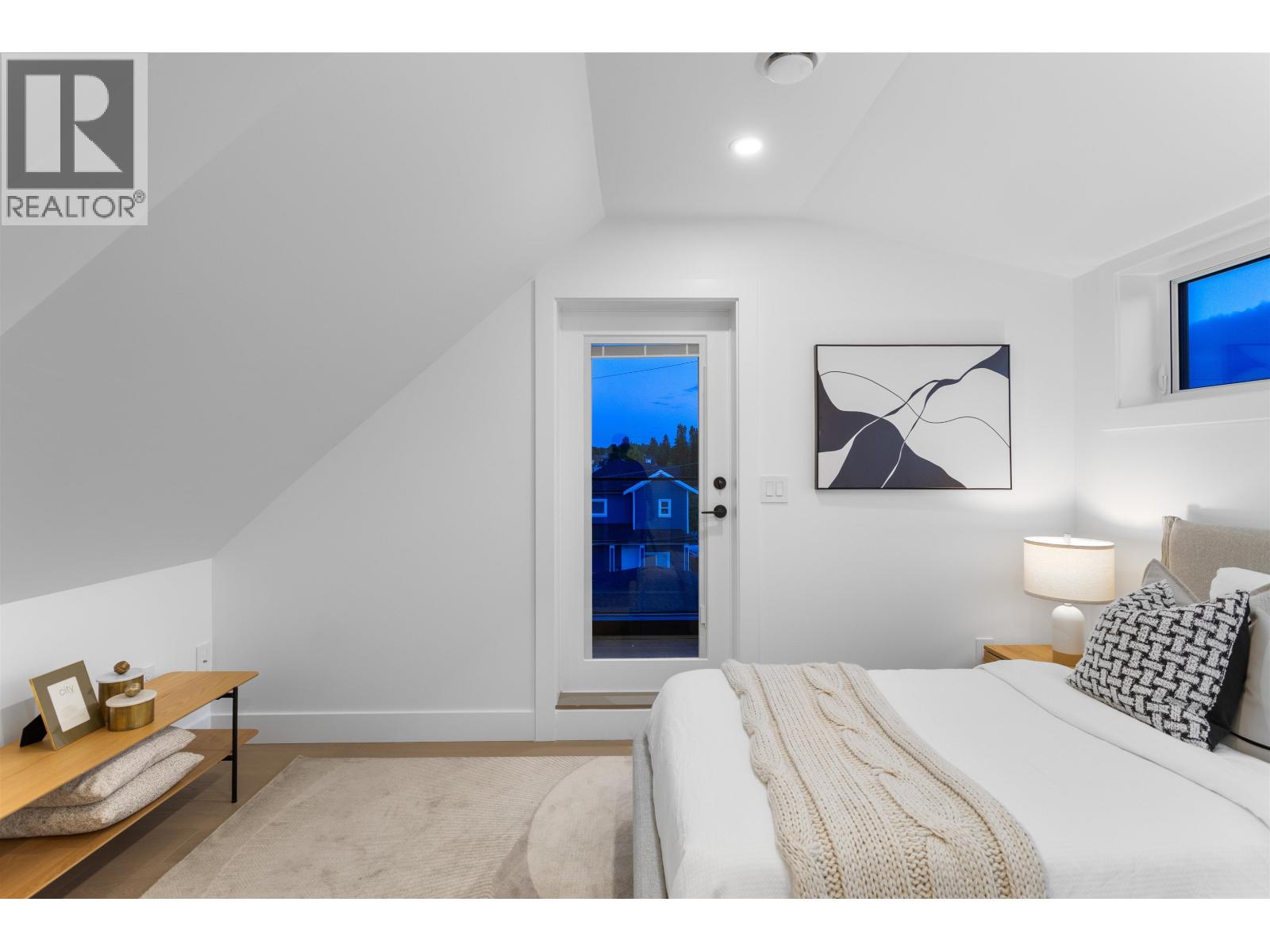 2 2864 E GEORGIA STREET, Vancouver