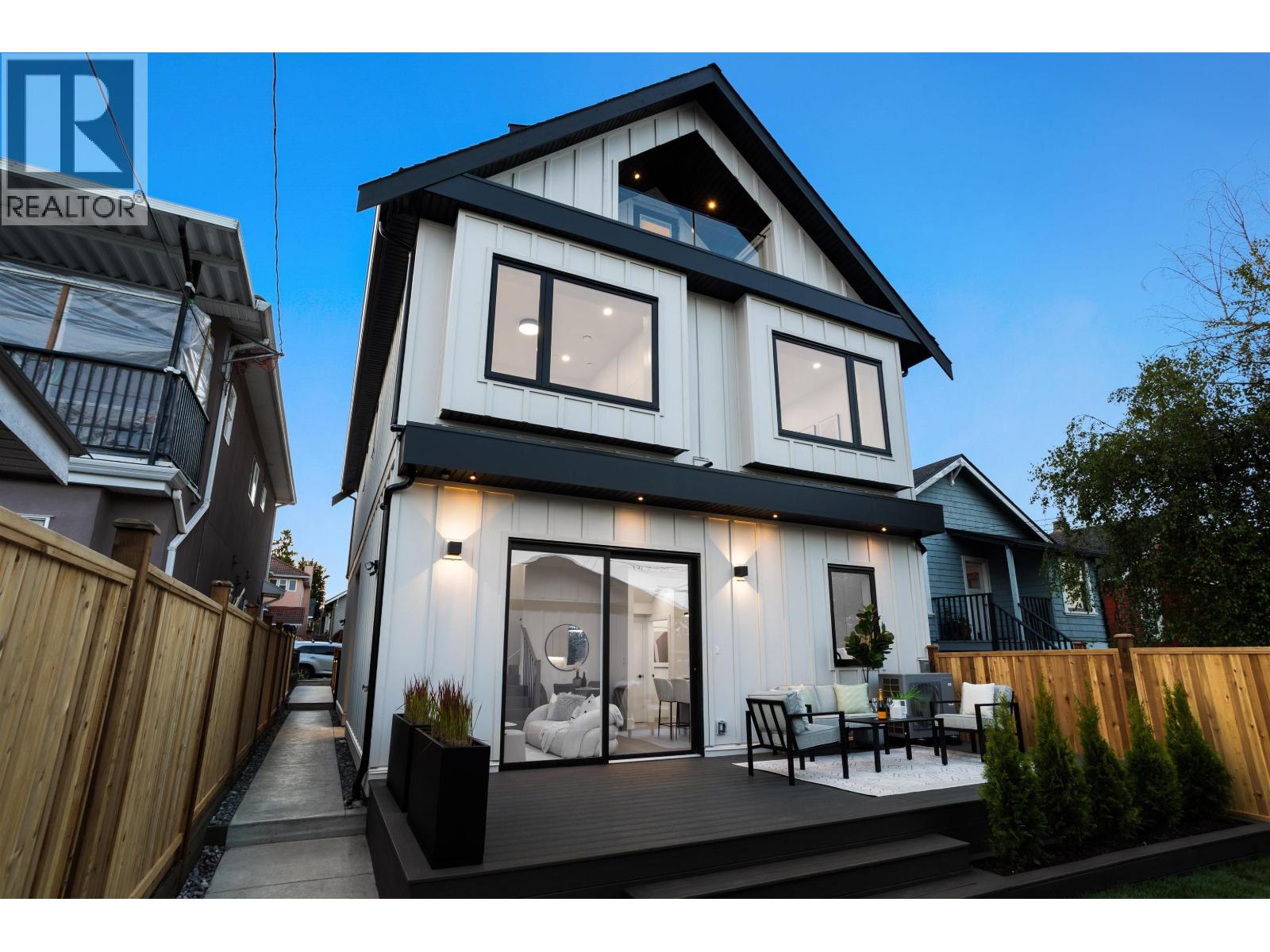2 2864 E GEORGIA STREET, Vancouver