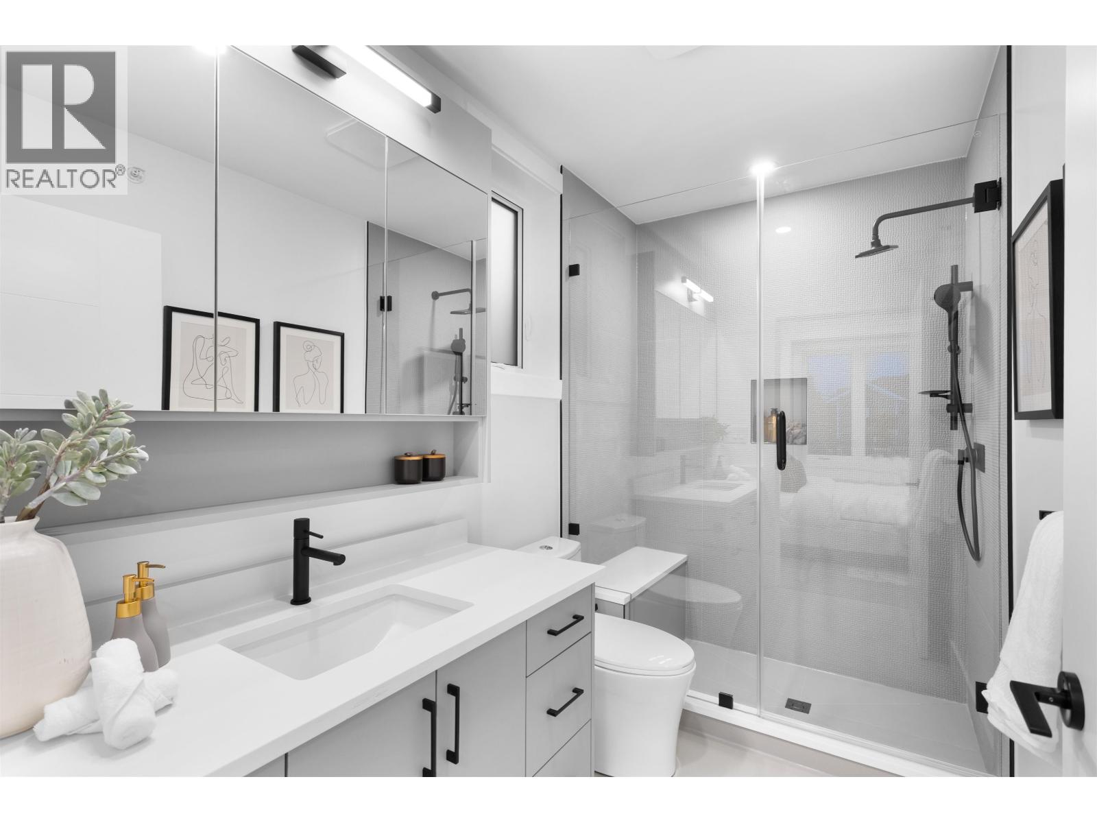 2 2864 E GEORGIA STREET, Vancouver