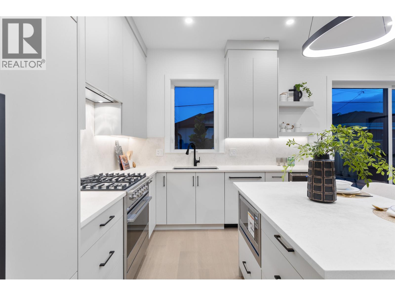 2 2864 E GEORGIA STREET, Vancouver