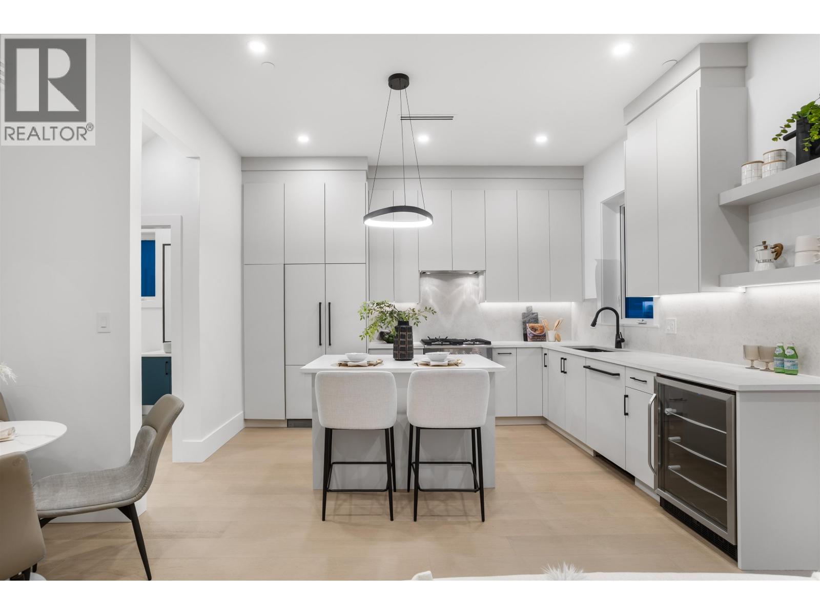 2 2864 E GEORGIA STREET, Vancouver
