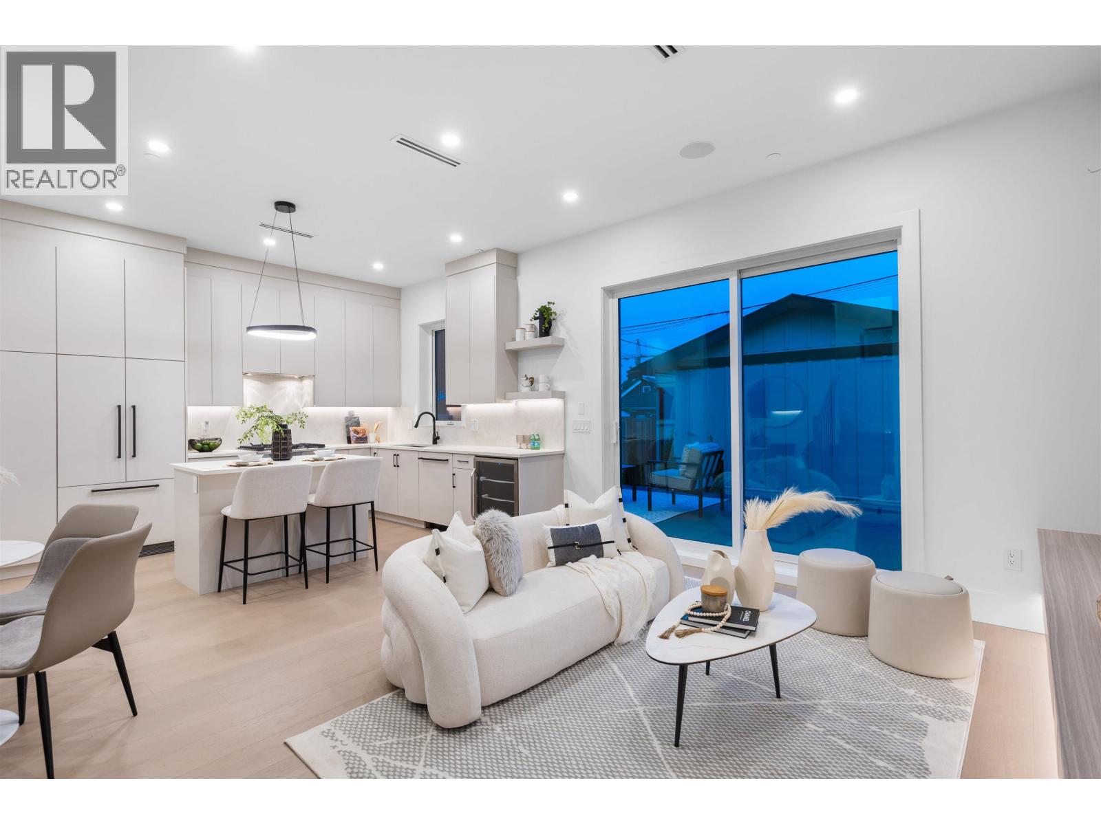 2 2864 E GEORGIA STREET, Vancouver