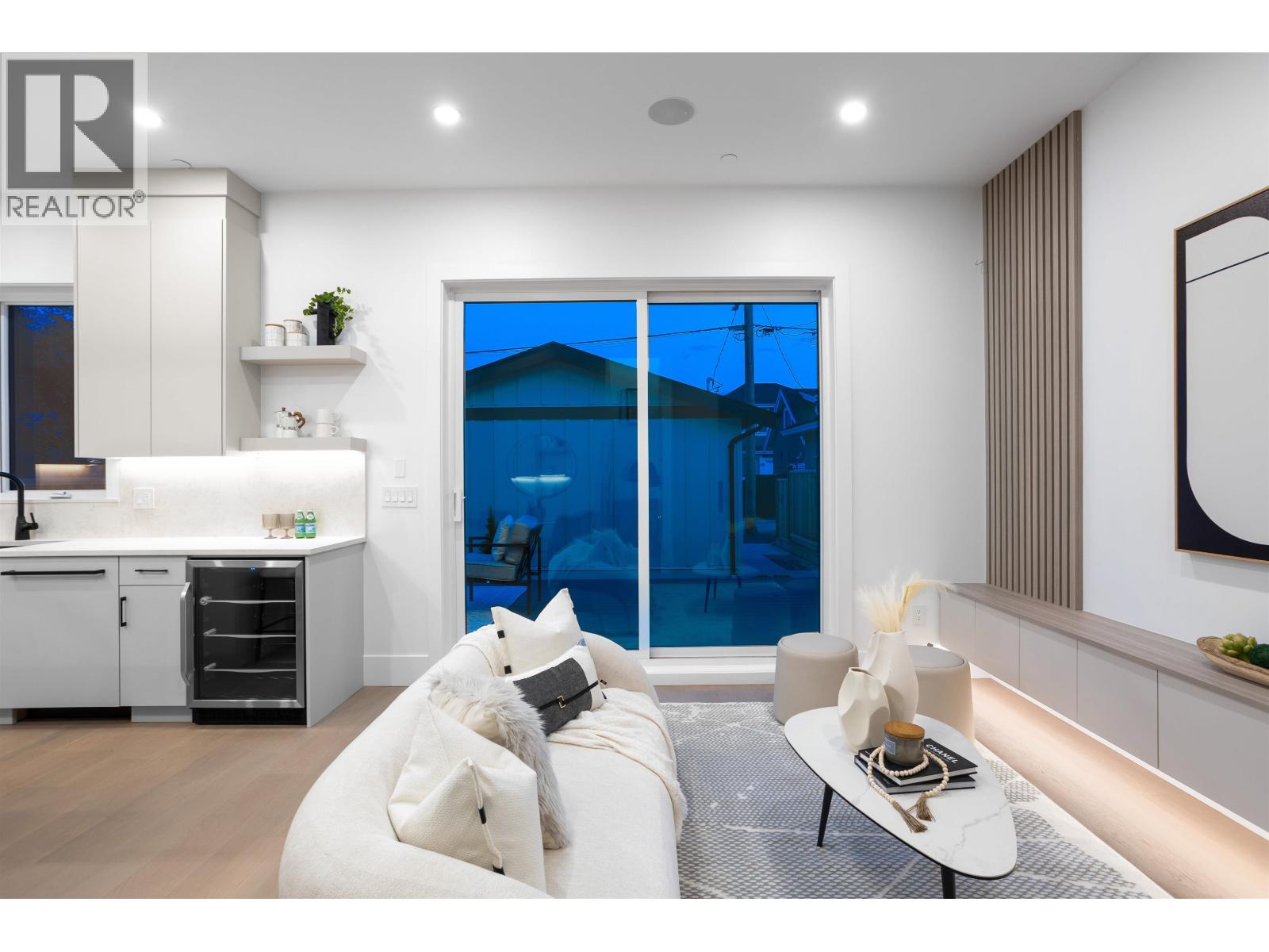 2 2864 E GEORGIA STREET, Vancouver
