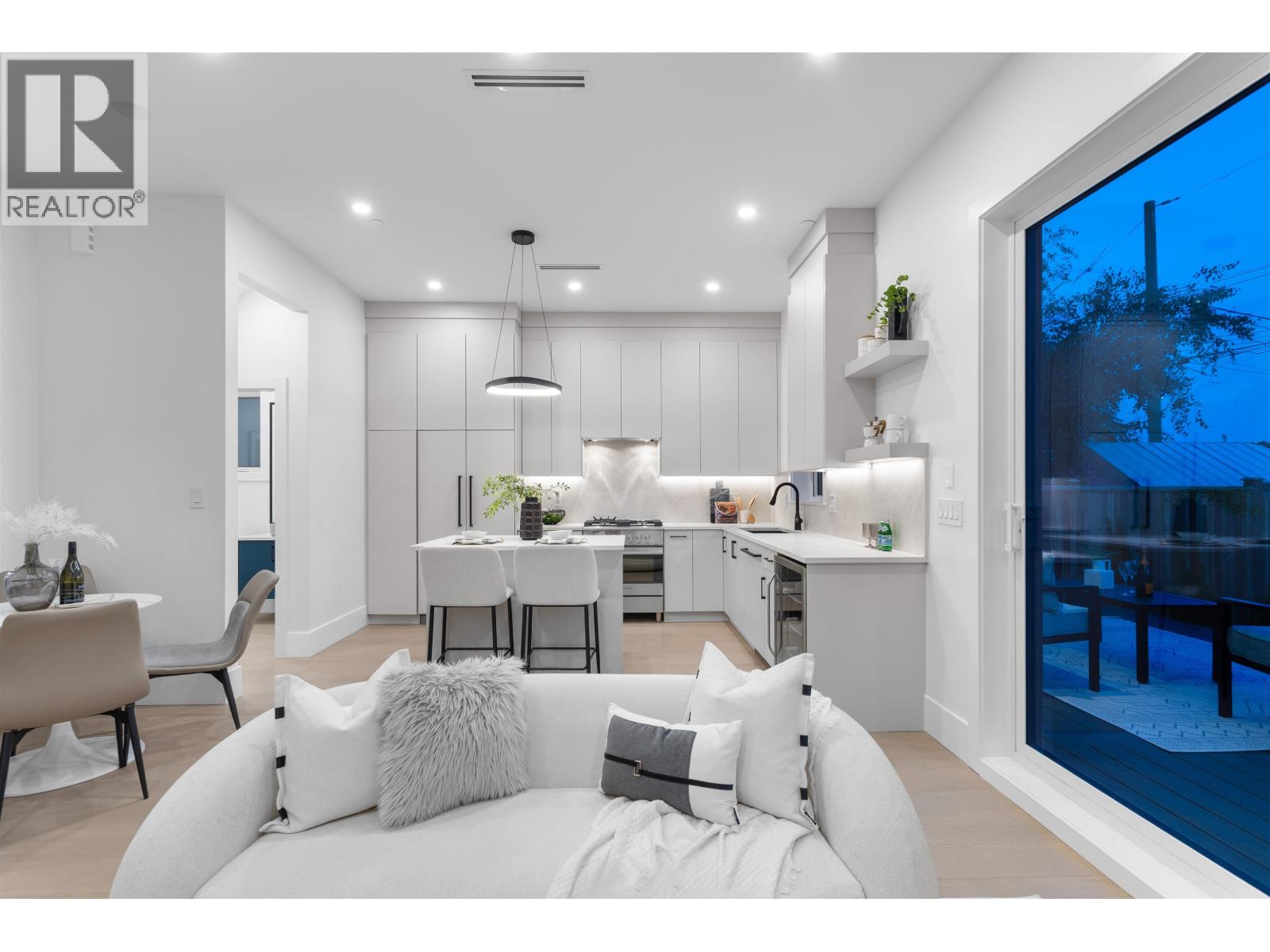 2 2864 E GEORGIA STREET, Vancouver