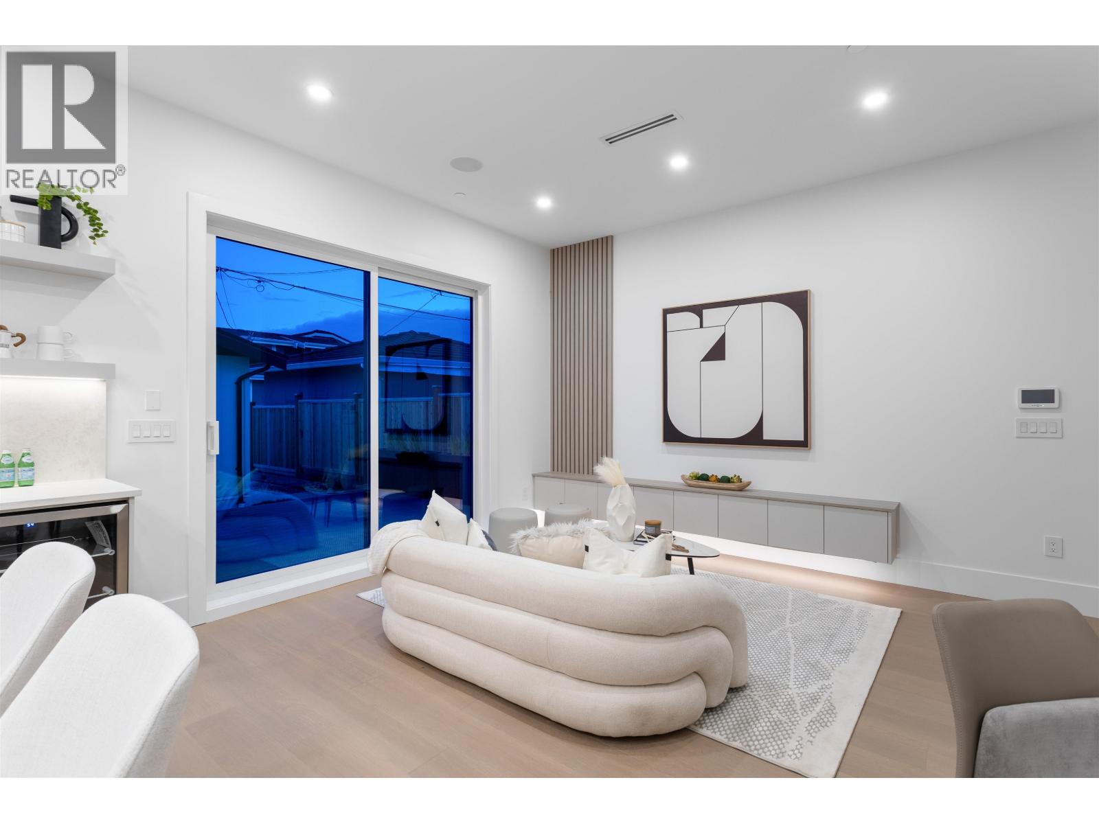 2 2864 E GEORGIA STREET, Vancouver