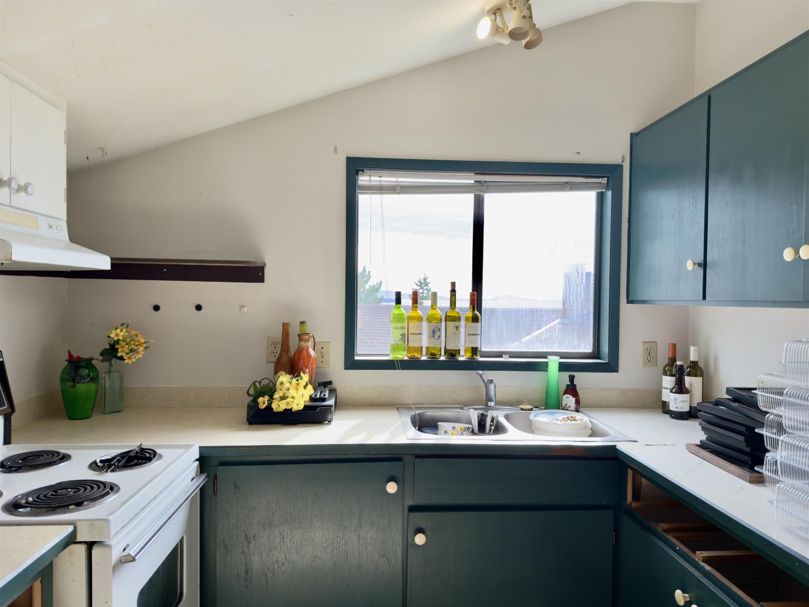 1352 OXFORD STREET, White Rock