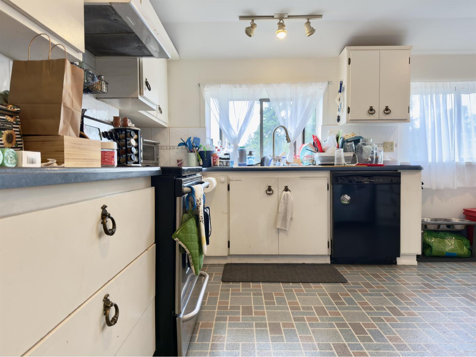 1352 OXFORD STREET, White Rock