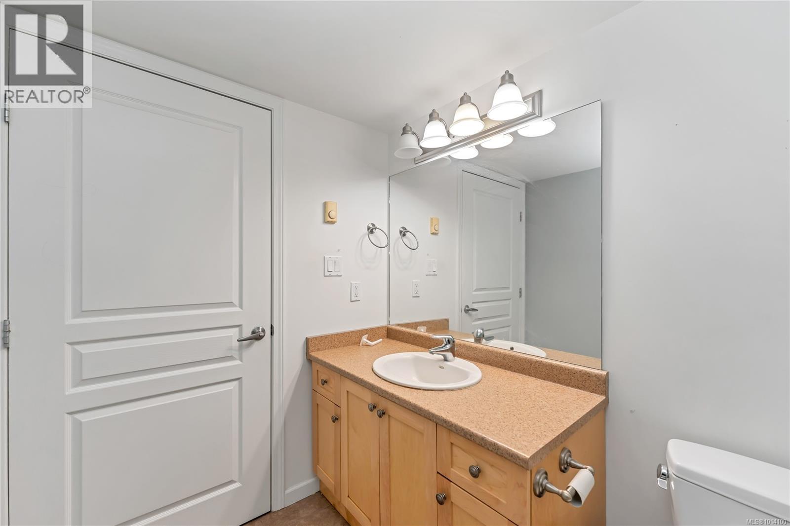 203 1514 Church Ave, Saanich