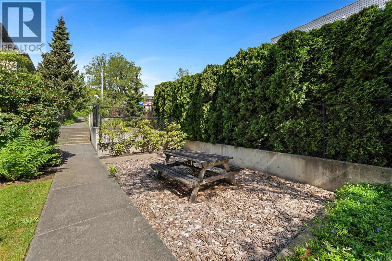 203 1514 Church Ave, Saanich