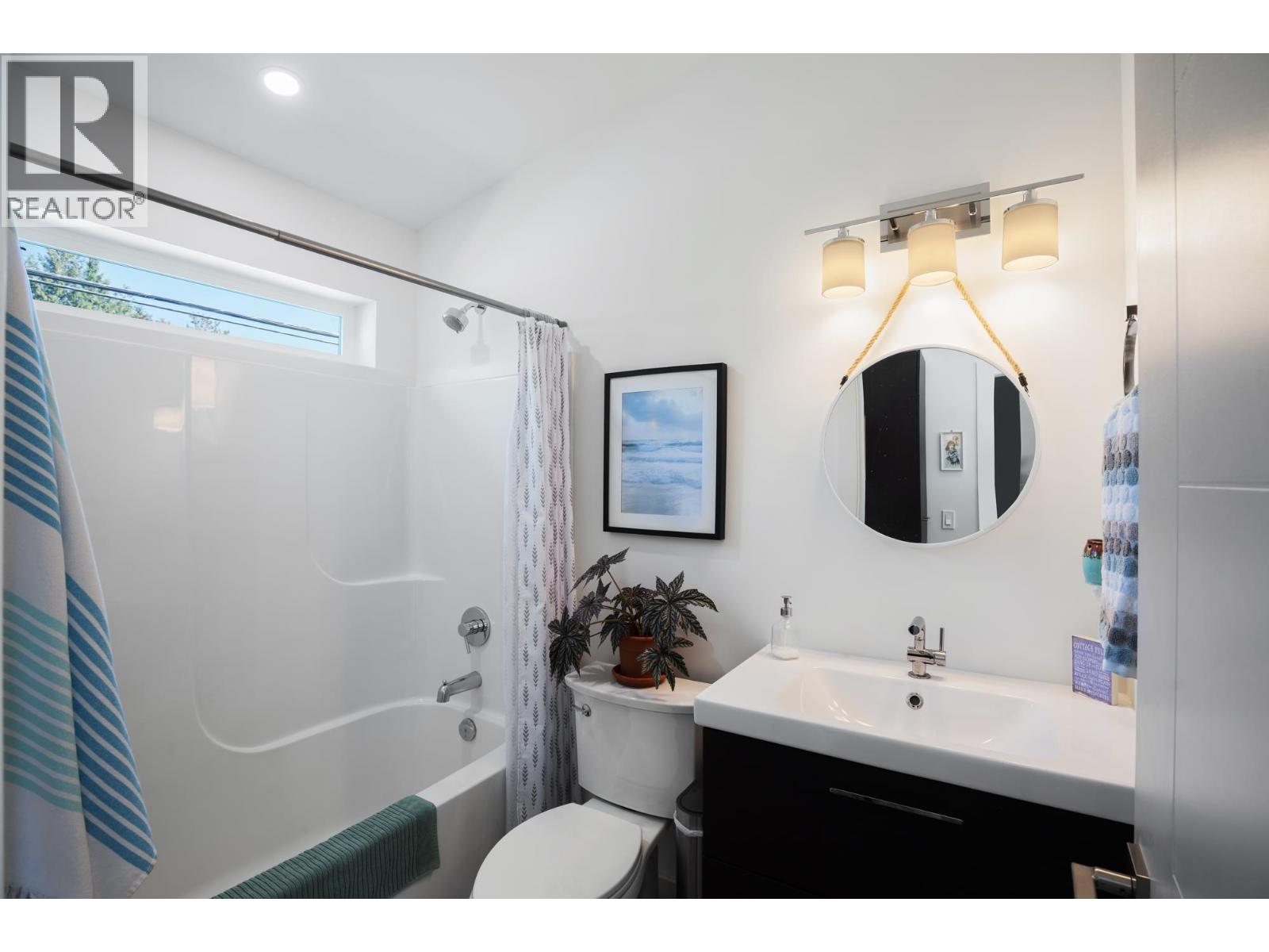 7835 REDROOFFS ROAD, Halfmoon Bay