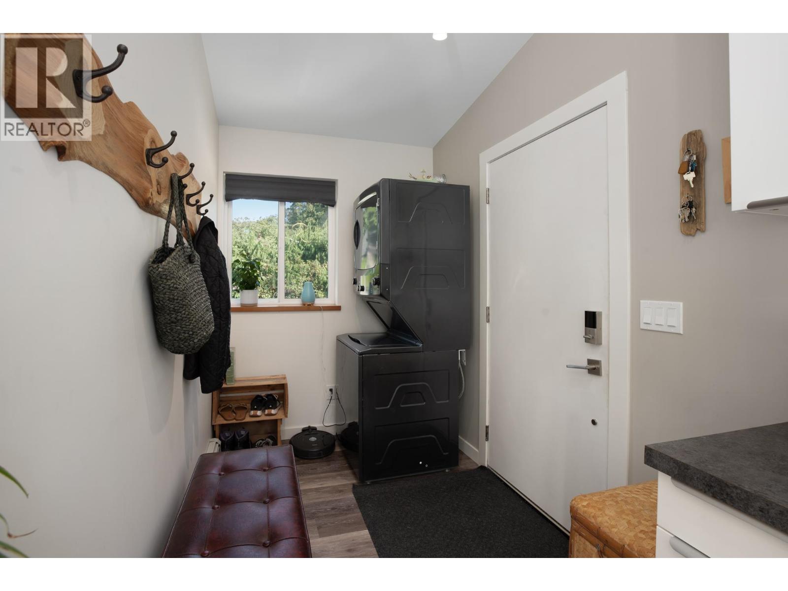 7835 REDROOFFS ROAD, Halfmoon Bay