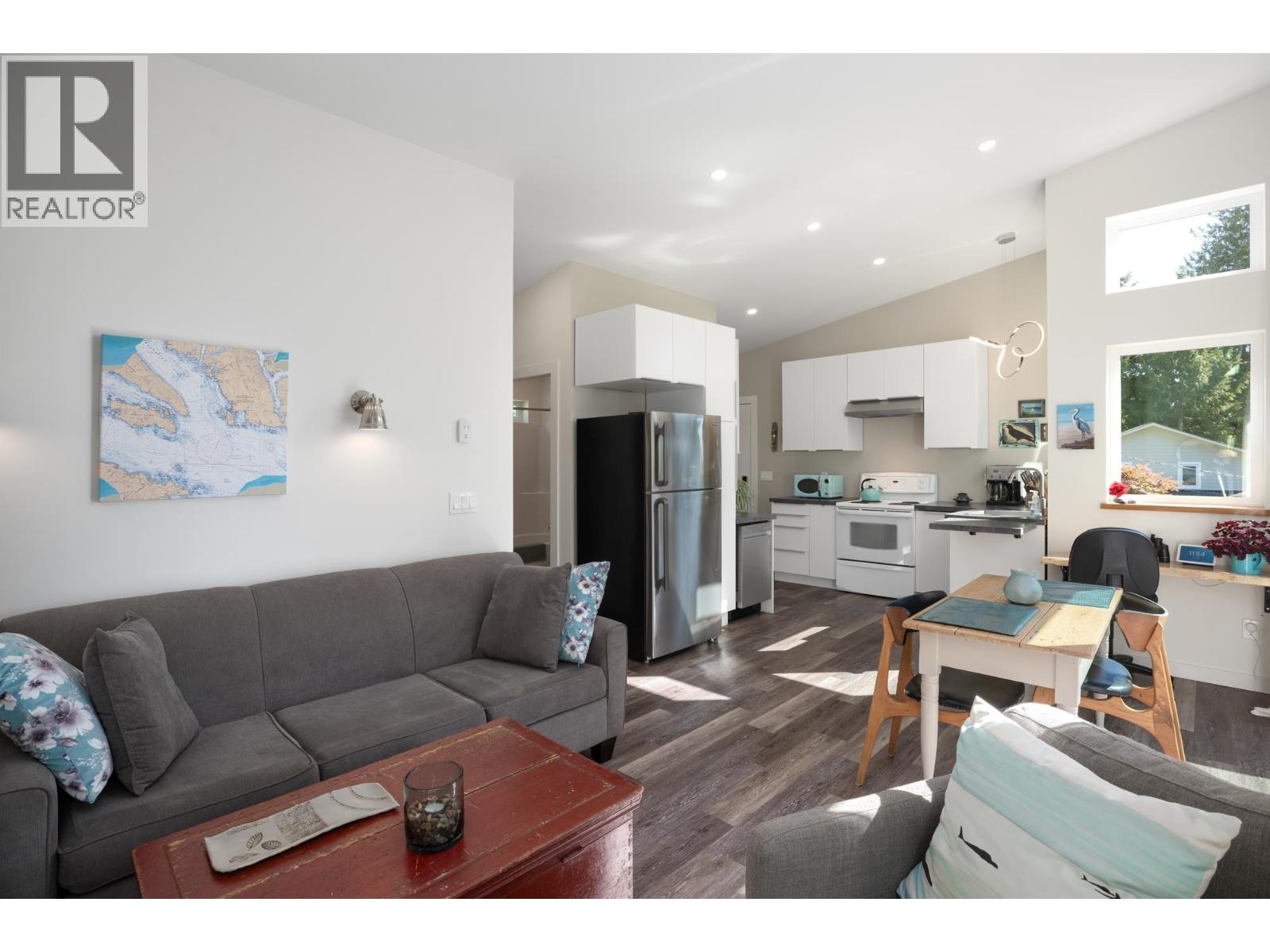 7835 REDROOFFS ROAD, Halfmoon Bay