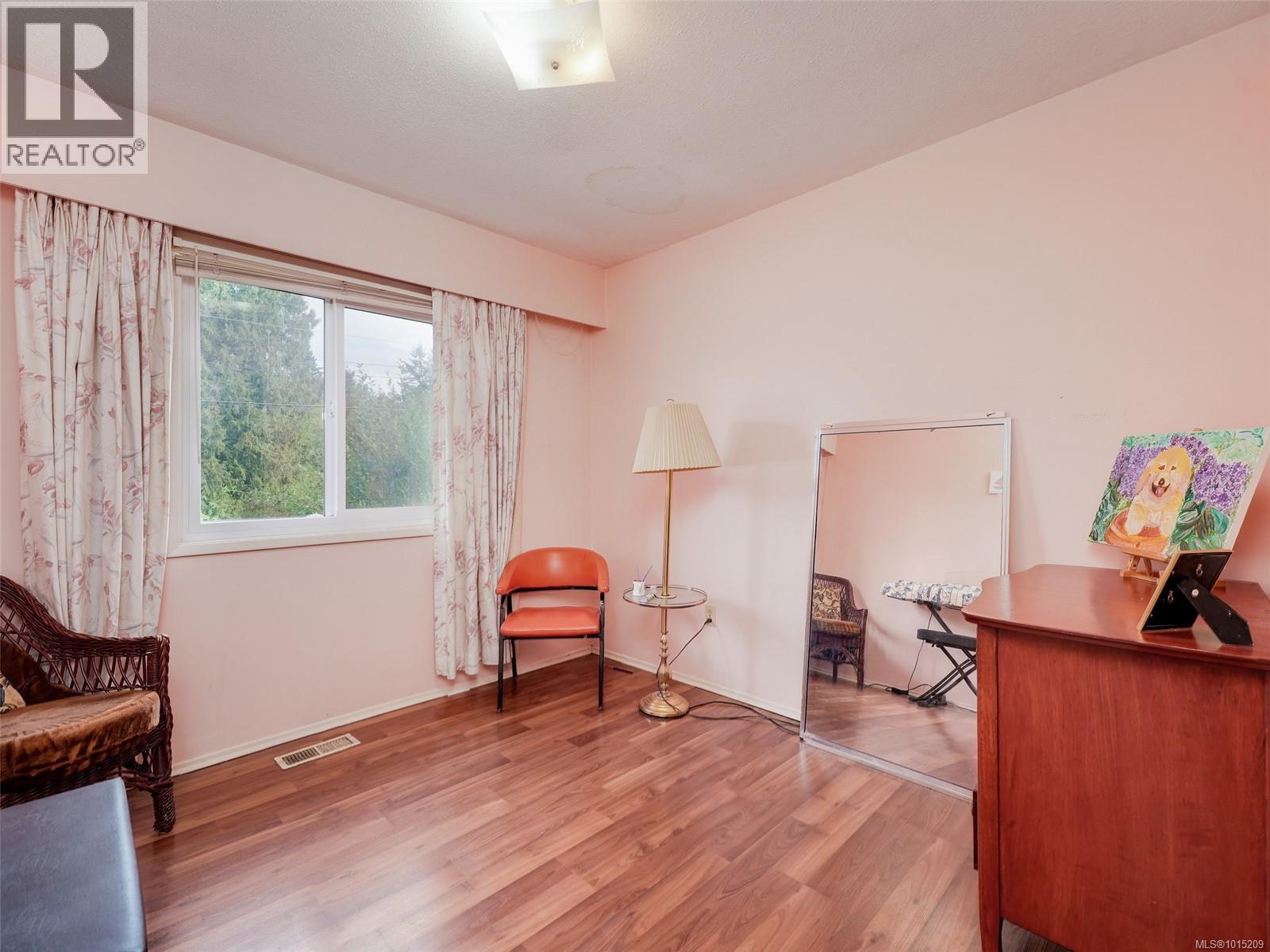  915 Rowils Crescent, Langford