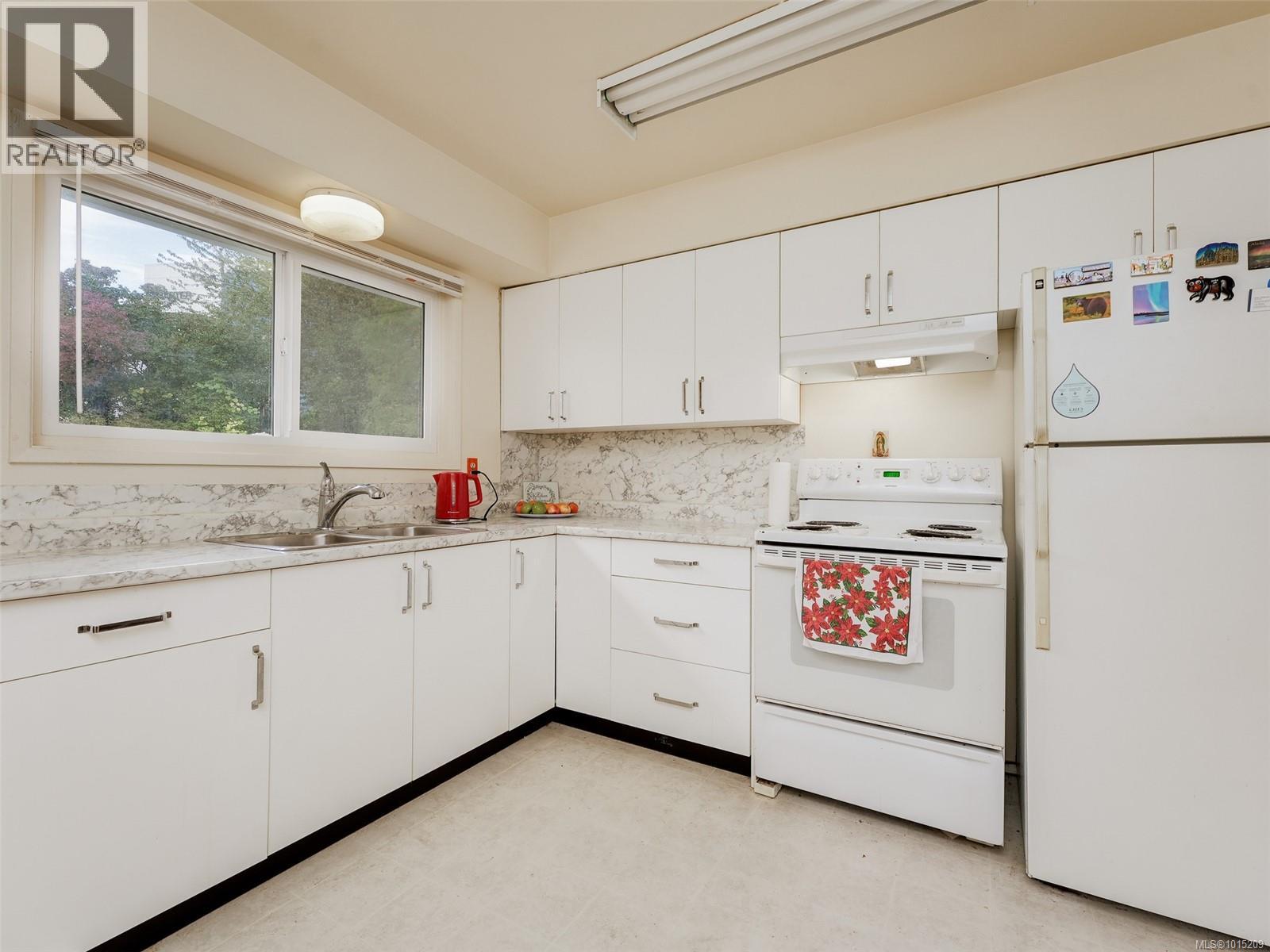  915 Rowils Crescent, Langford