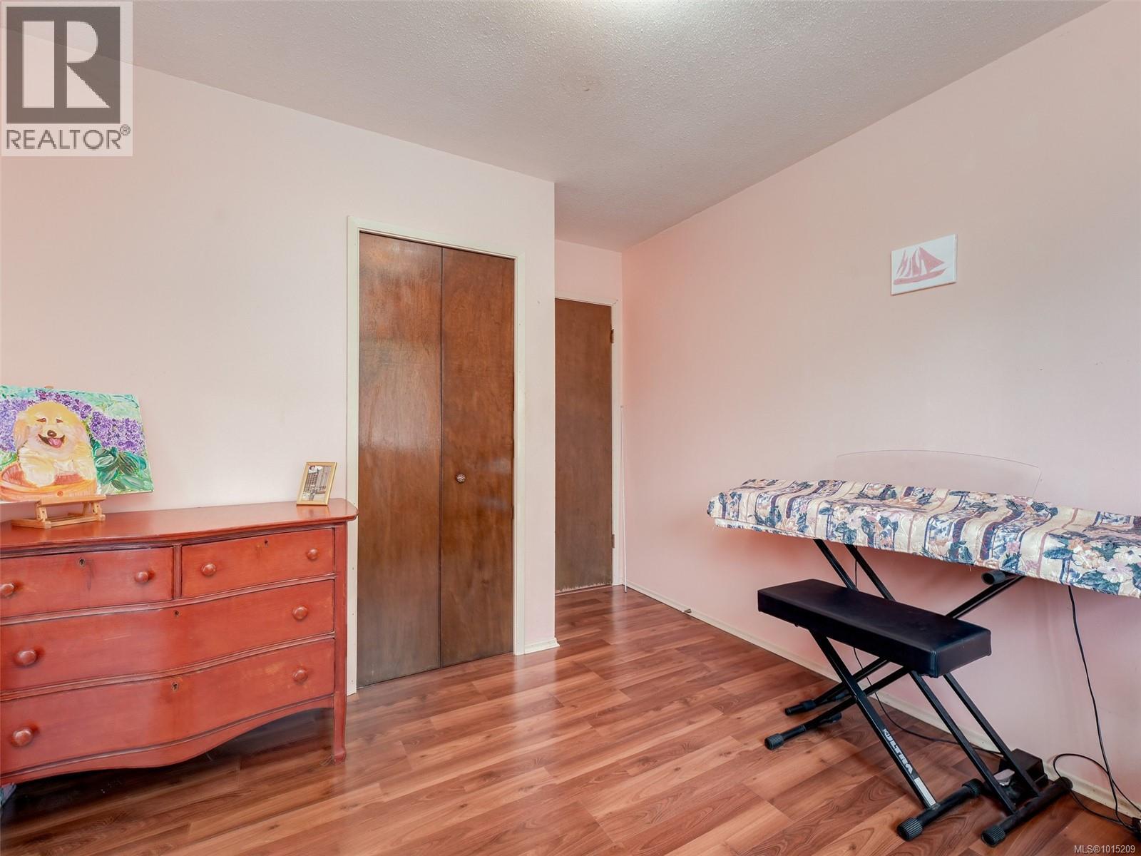  915 Rowils Crescent, Langford