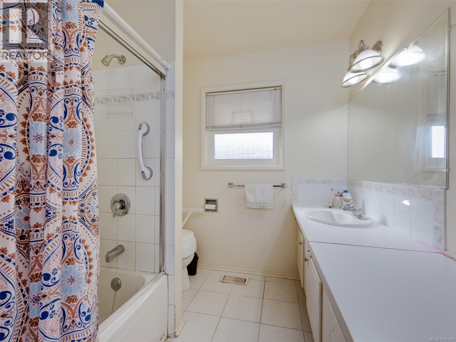  915 Rowils Crescent, Langford