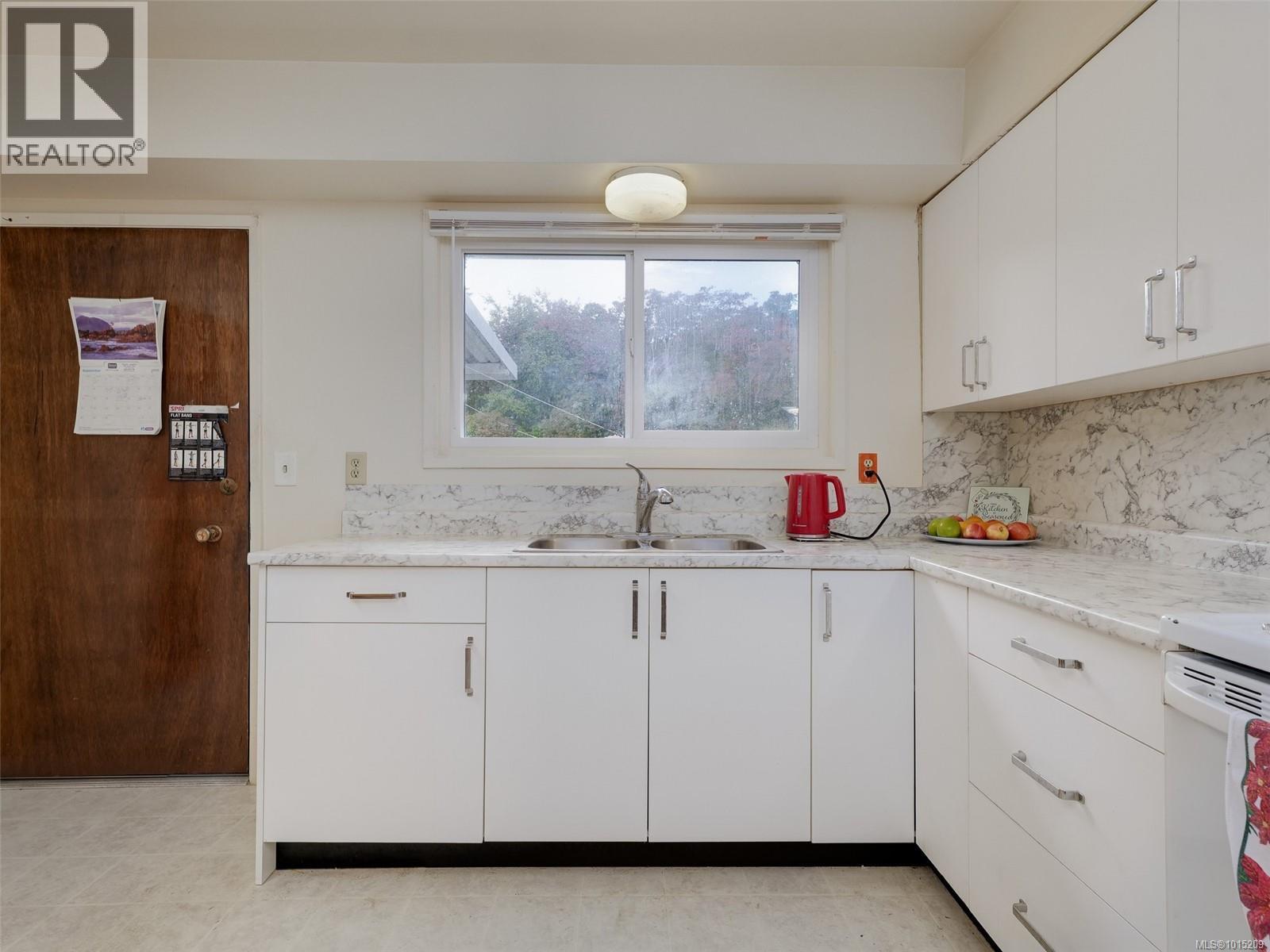  915 Rowils Crescent, Langford