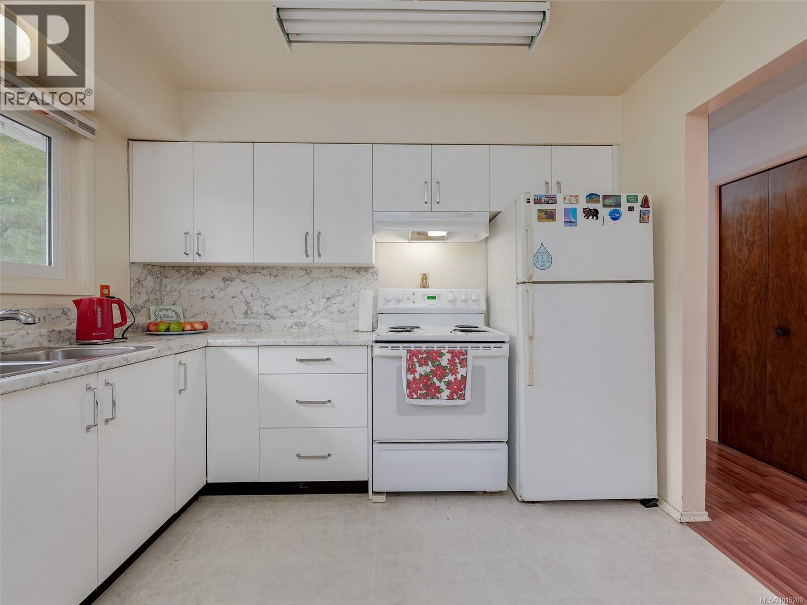  915 Rowils Crescent, Langford