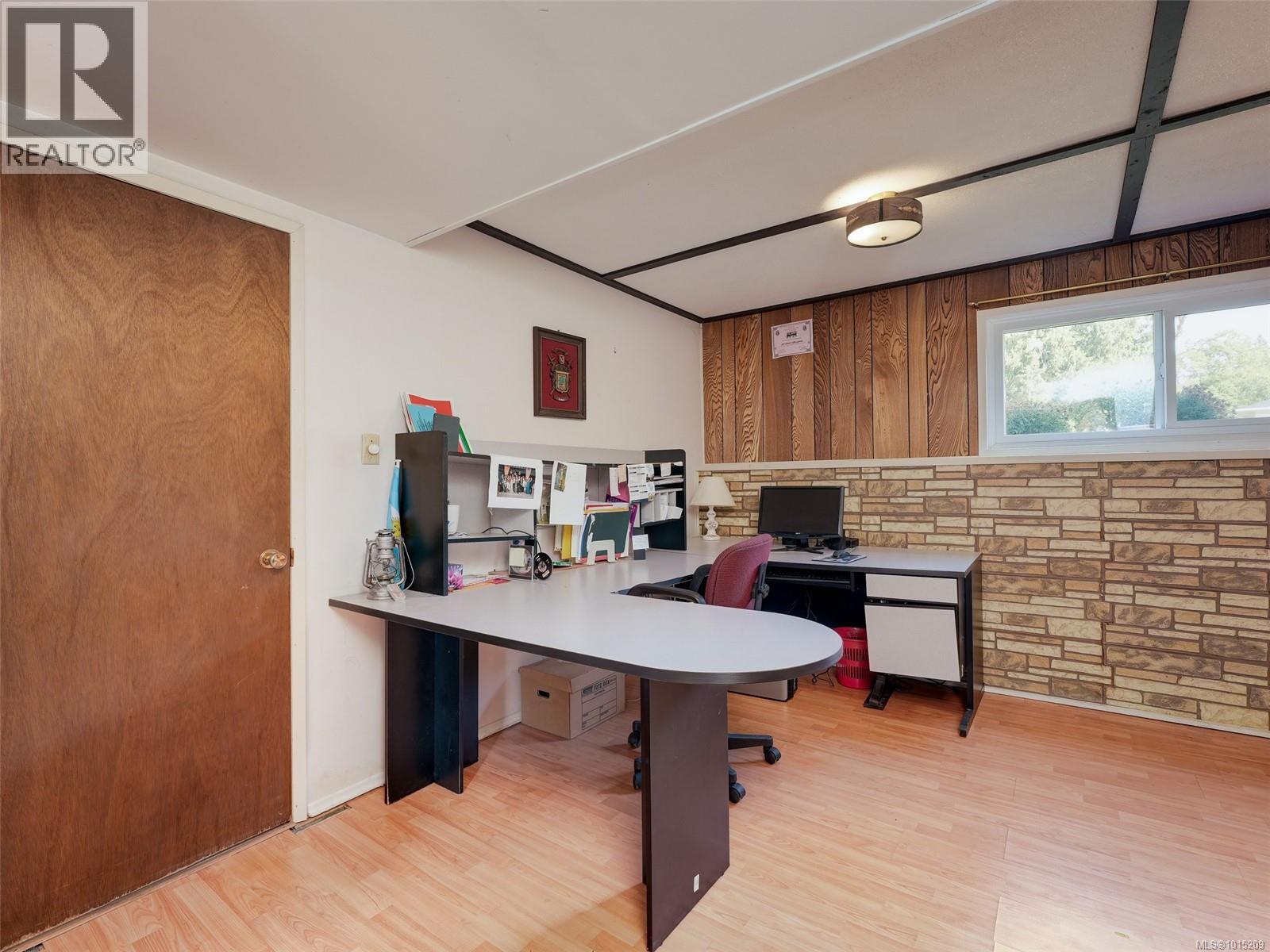  915 Rowils Crescent, Langford
