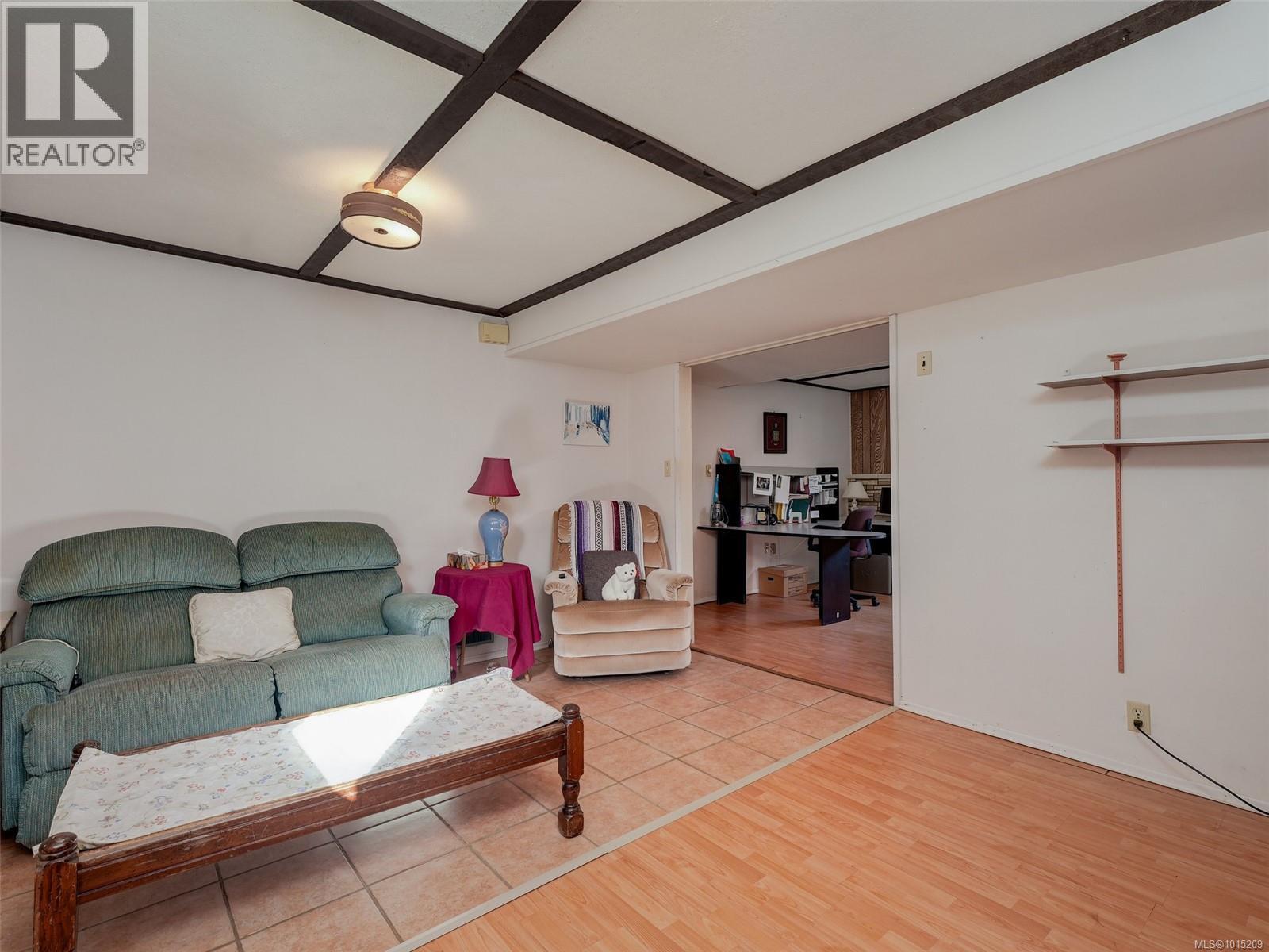  915 Rowils Crescent, Langford