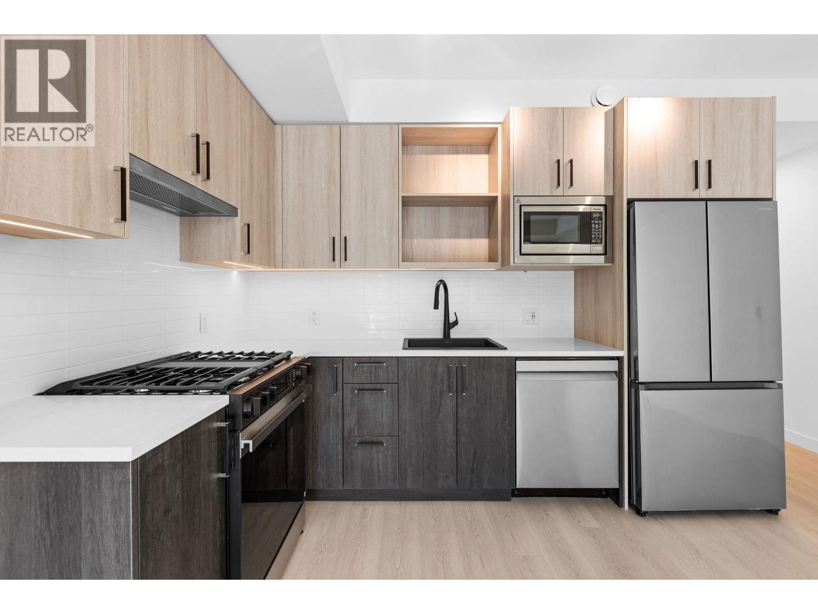 206 2002 ST. GEORGE STREET, Port Moody