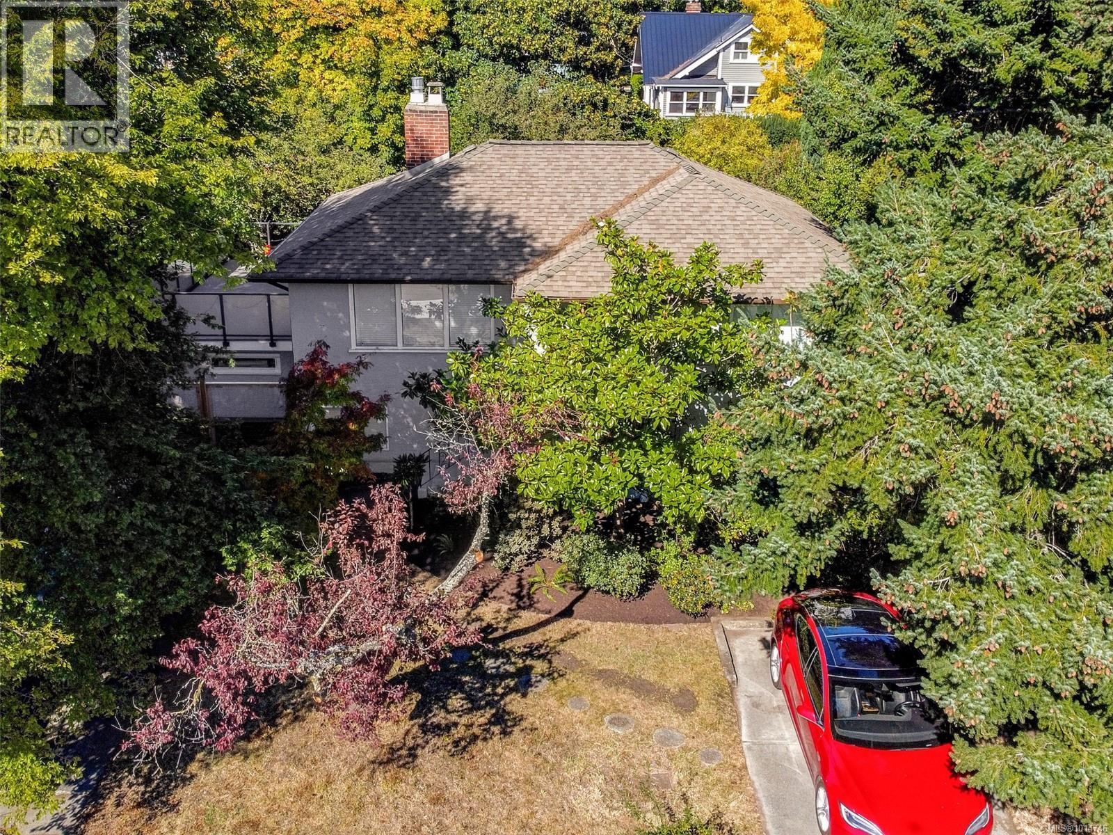 1874 Taylor St, Saanich
