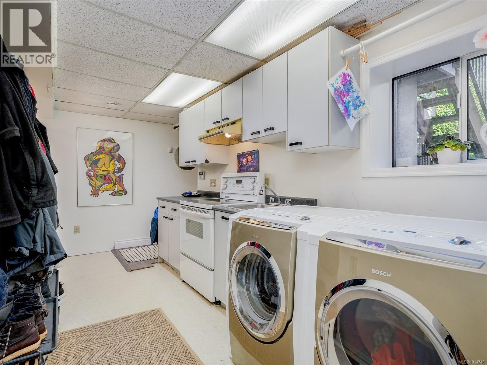 1874 Taylor St, Saanich