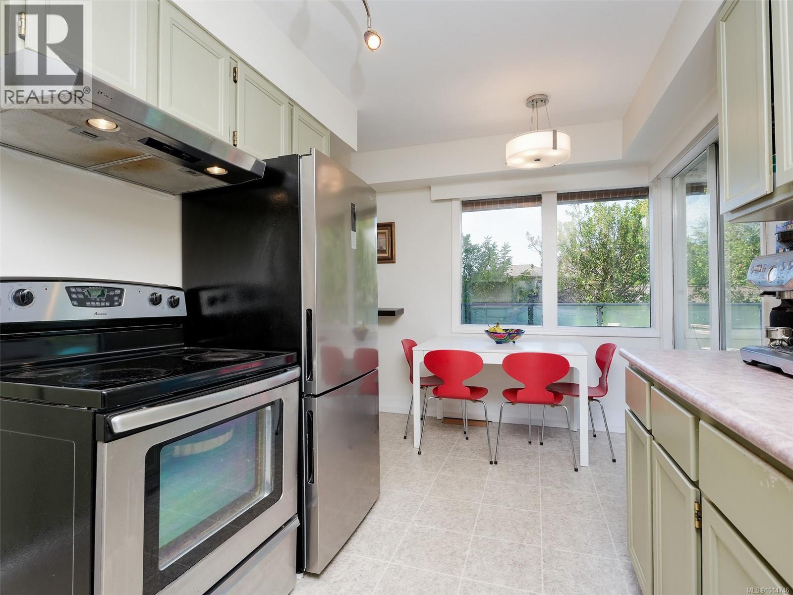 1874 Taylor St, Saanich