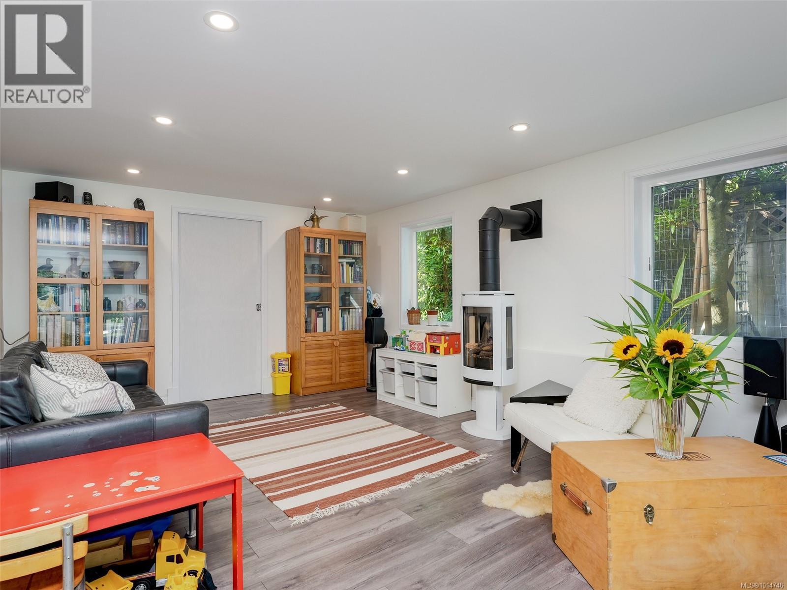 1874 Taylor St, Saanich