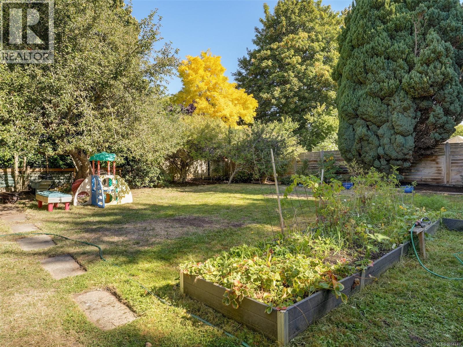 1874 Taylor St, Saanich