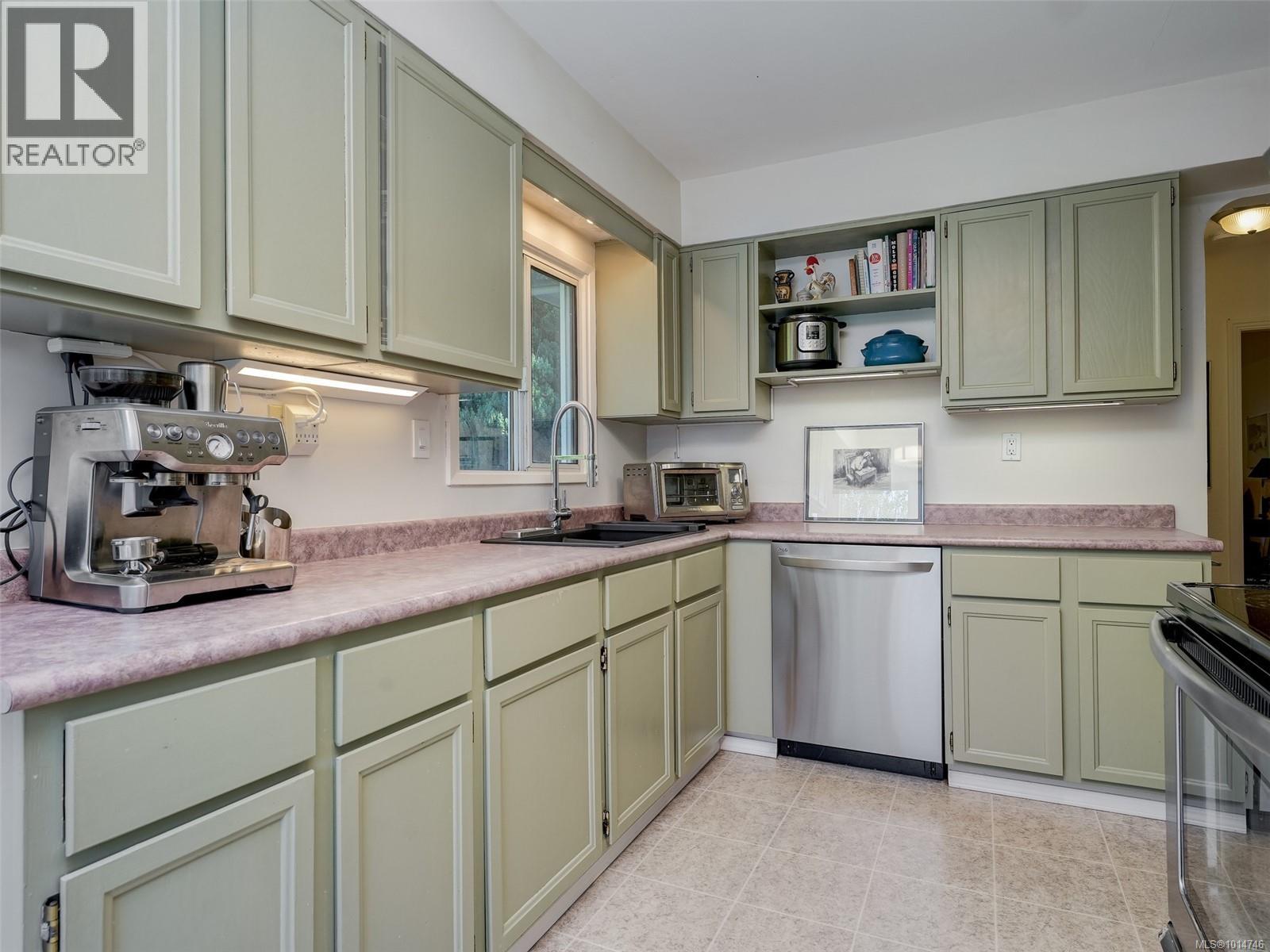 1874 Taylor St, Saanich