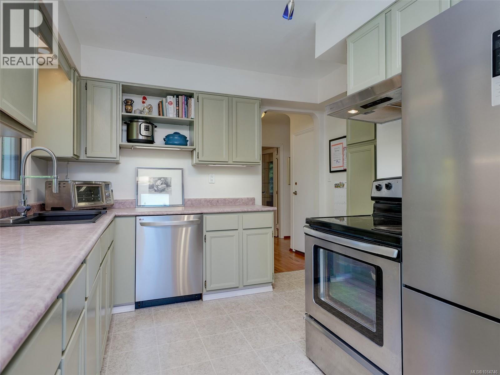 1874 Taylor St, Saanich