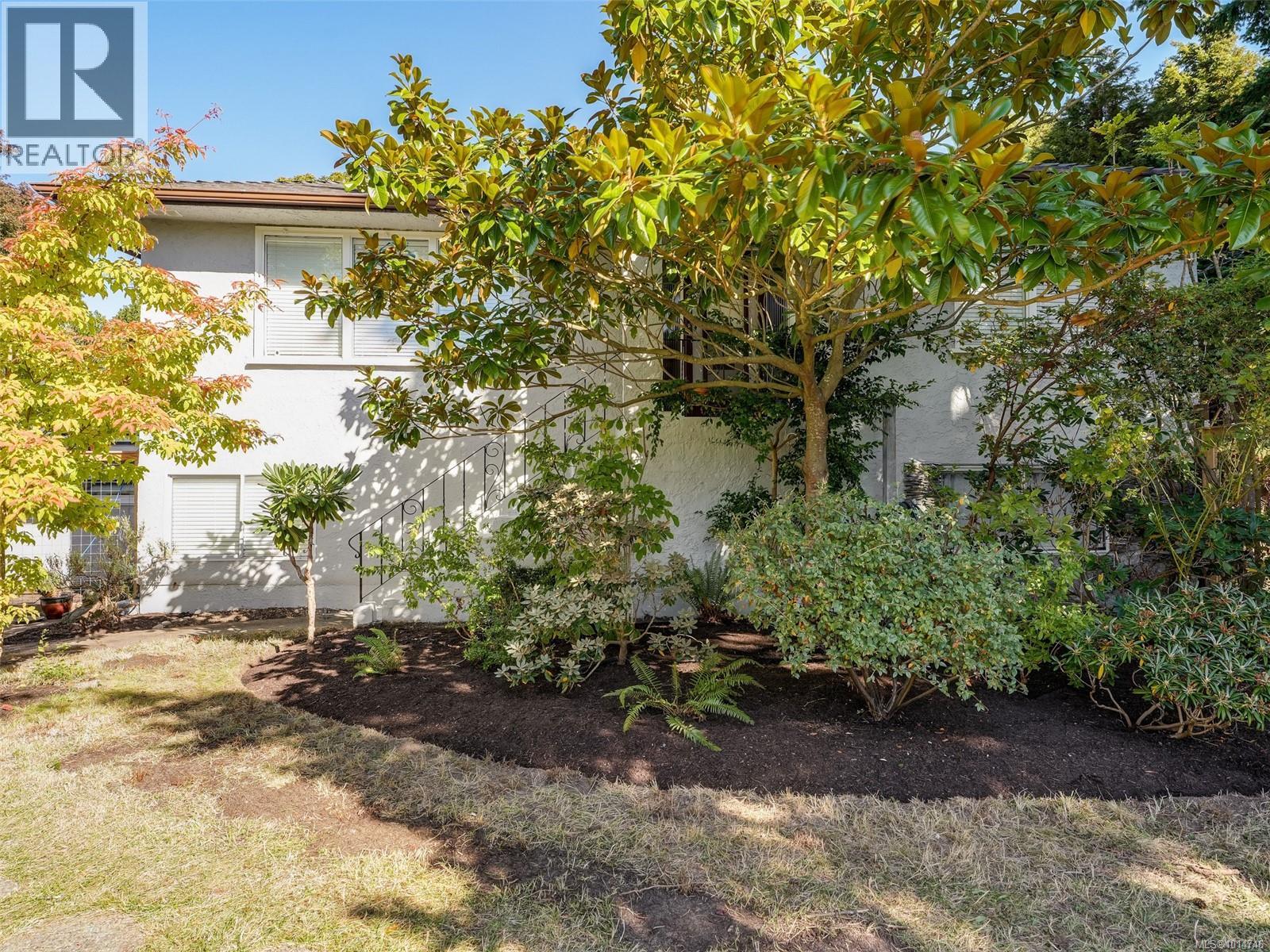 1874 Taylor St, Saanich