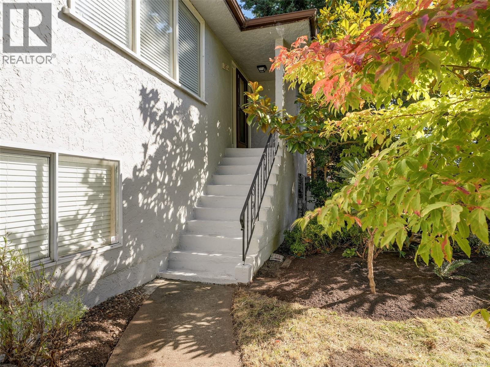 1874 Taylor St, Saanich