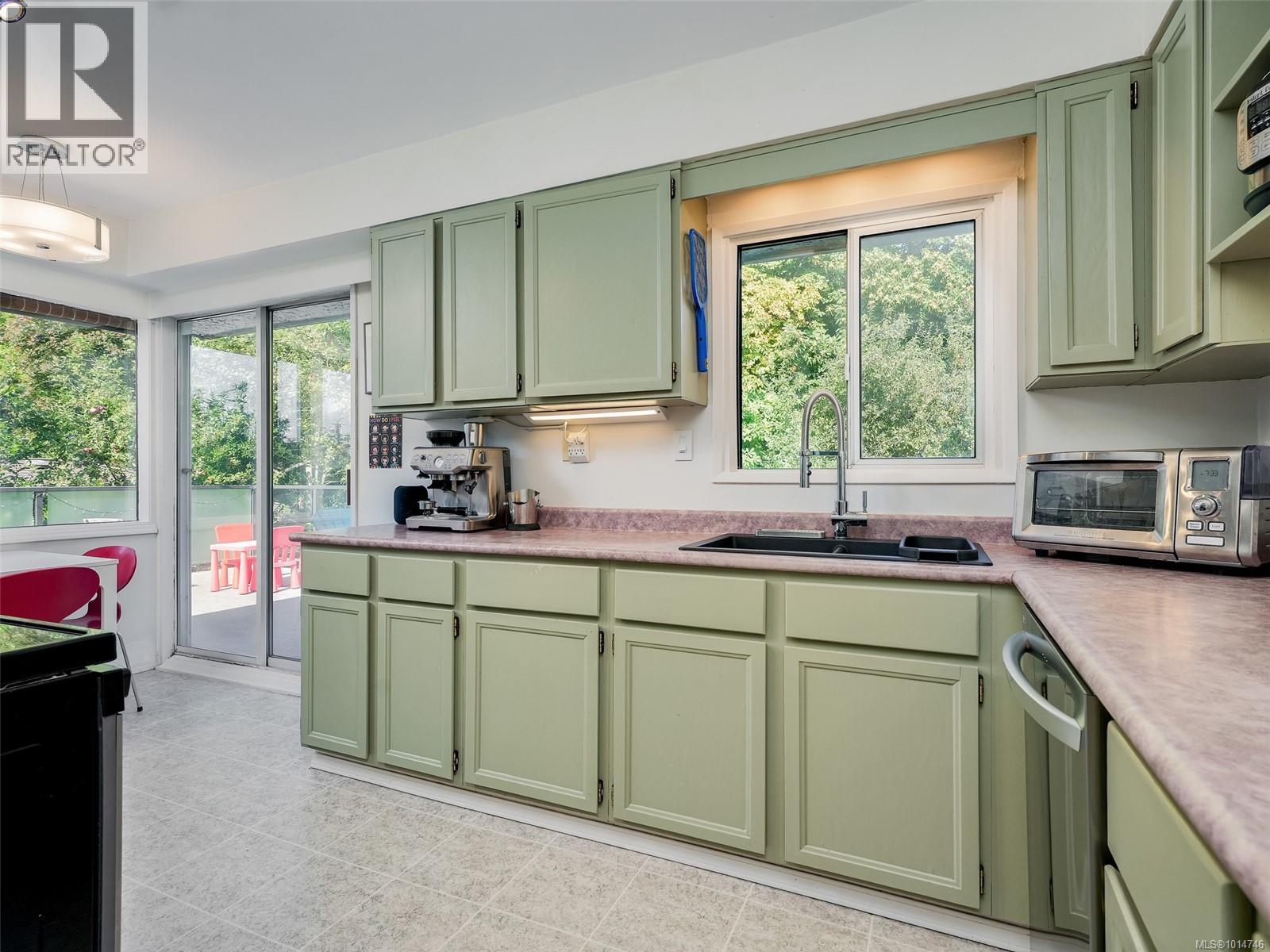 1874 Taylor St, Saanich